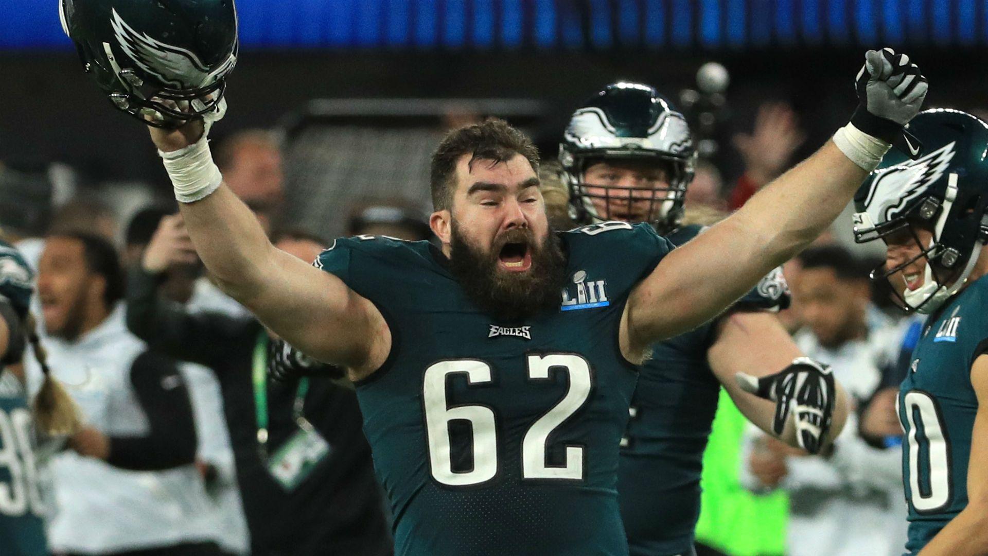 Download Philadelphia Eagles Center Jason Kelce in Action Wallpaper