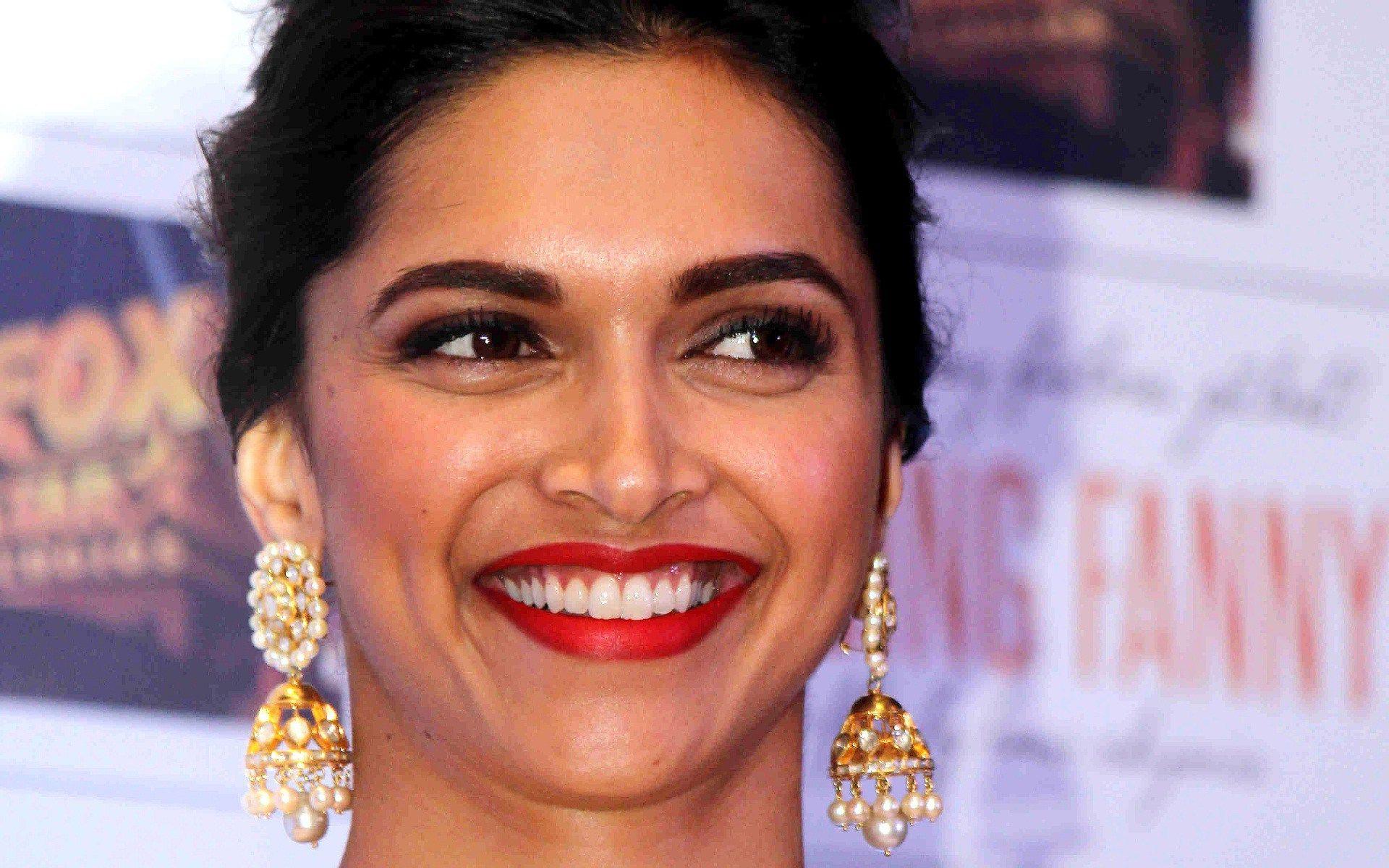 Breaking news, Deepika padukone wants more fee than male actors
