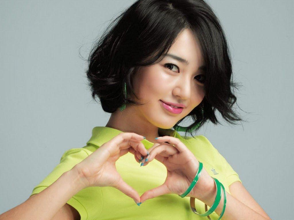 Pretty, Pure And Beautiful Korean Actress Yoon Eun Hye Desktop