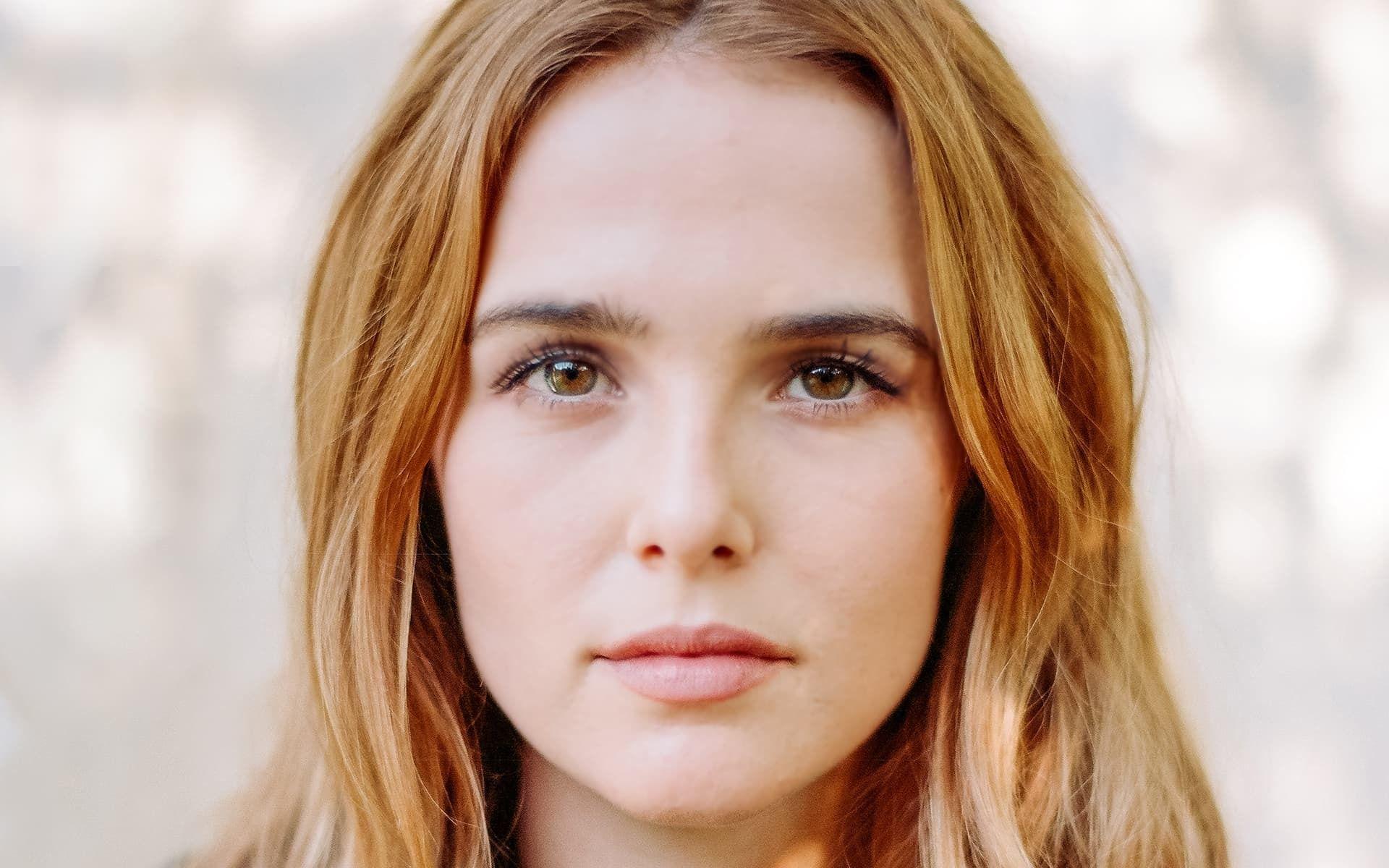 Zoey Deutch Eyes Wallpaper