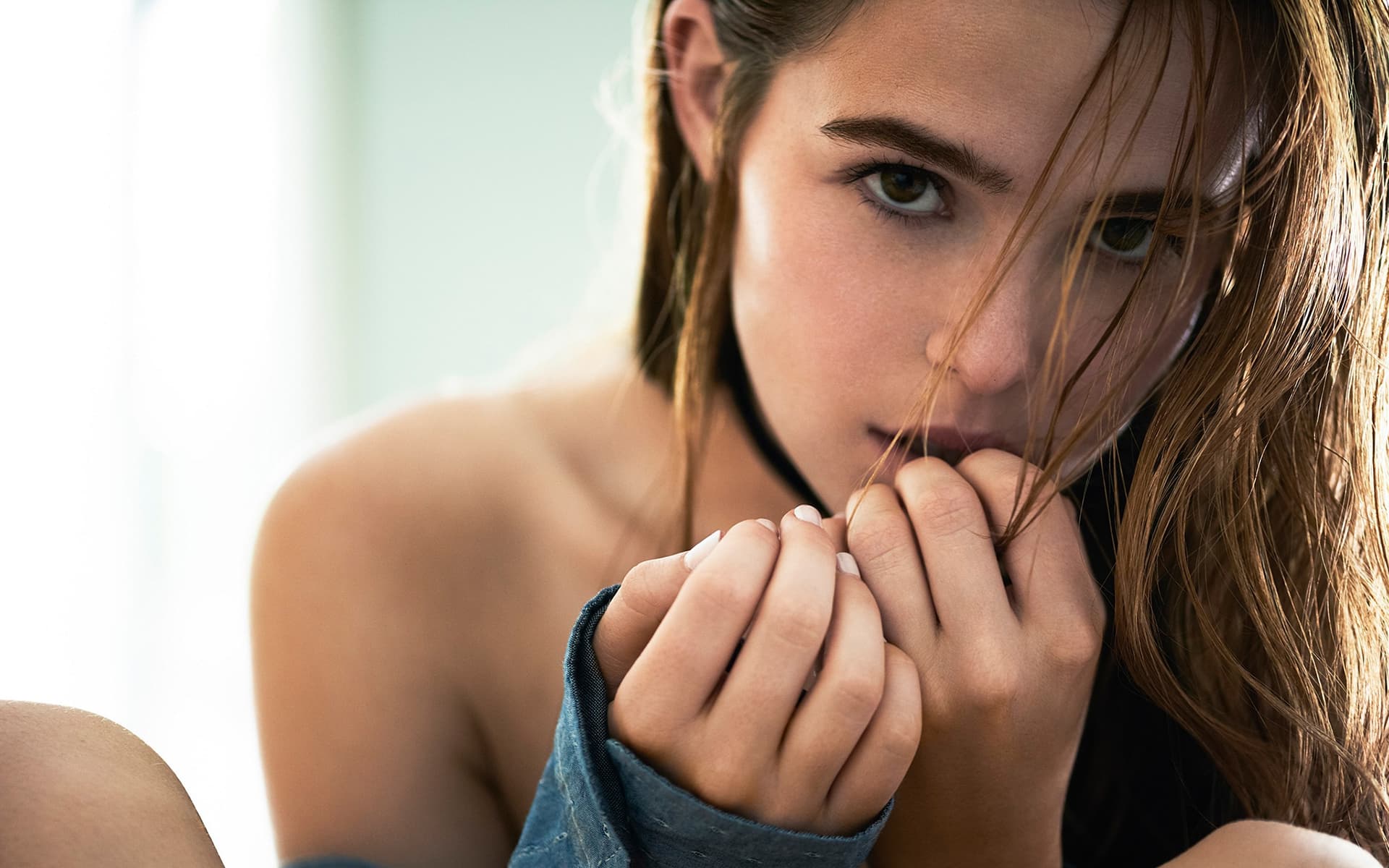 Zoey Deutch HD Wallpaper