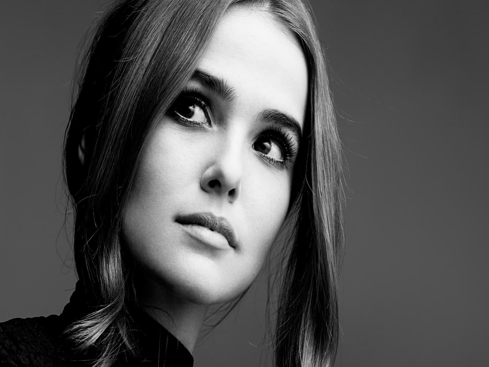 zoey deutch black and white background wallpaper high quality
