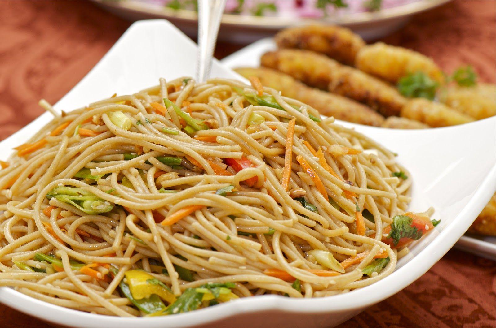 Chow Mein Mie Dan Sayuran Hidangan Dengan Sumpit Kayu Foto Stok - Unduh  Gambar Sekarang - iStock