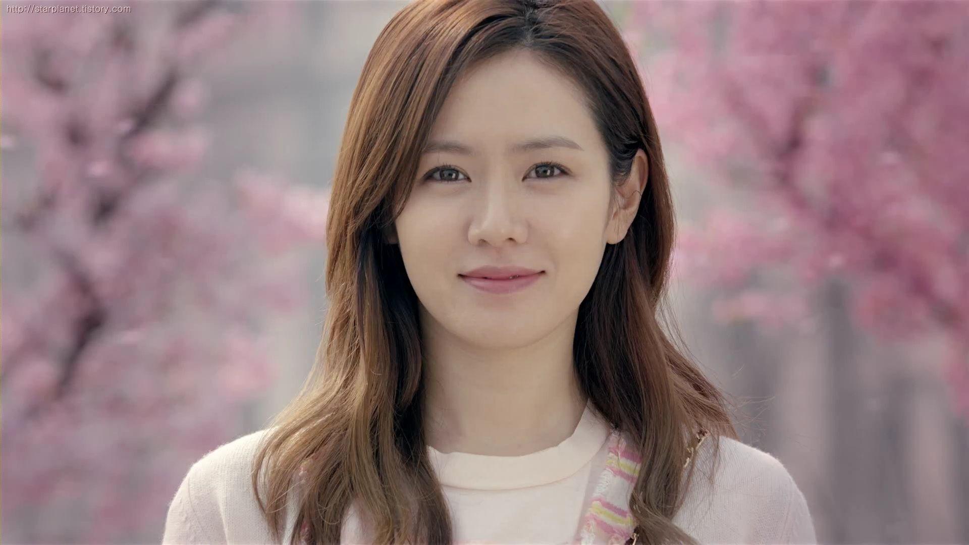Son Ye Jin Joins Infinity Challenge's World Cup Cheerleading Squad