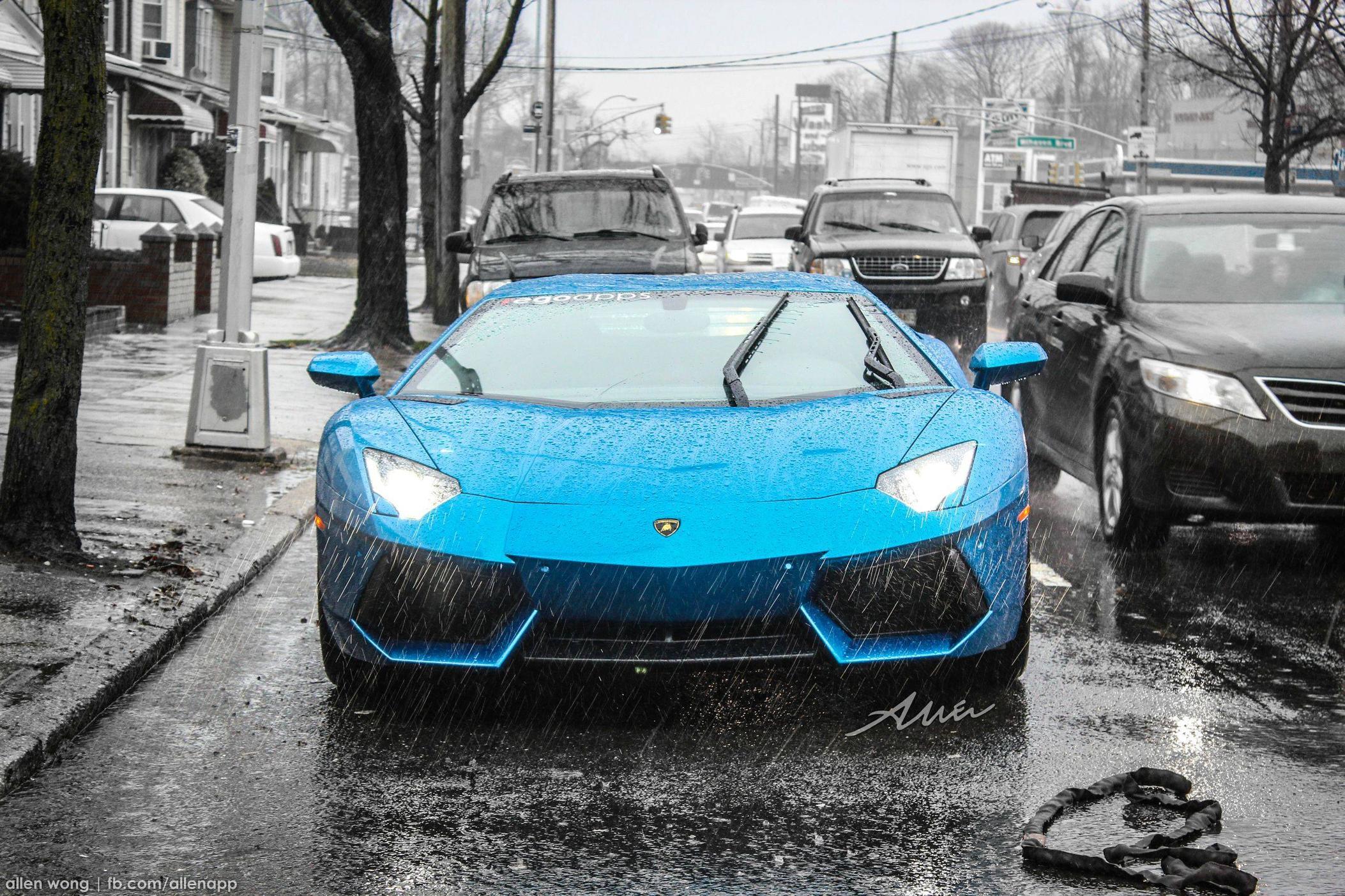 Azure Blue Lamborghini Aventador in the rain [OC] [2568x1712