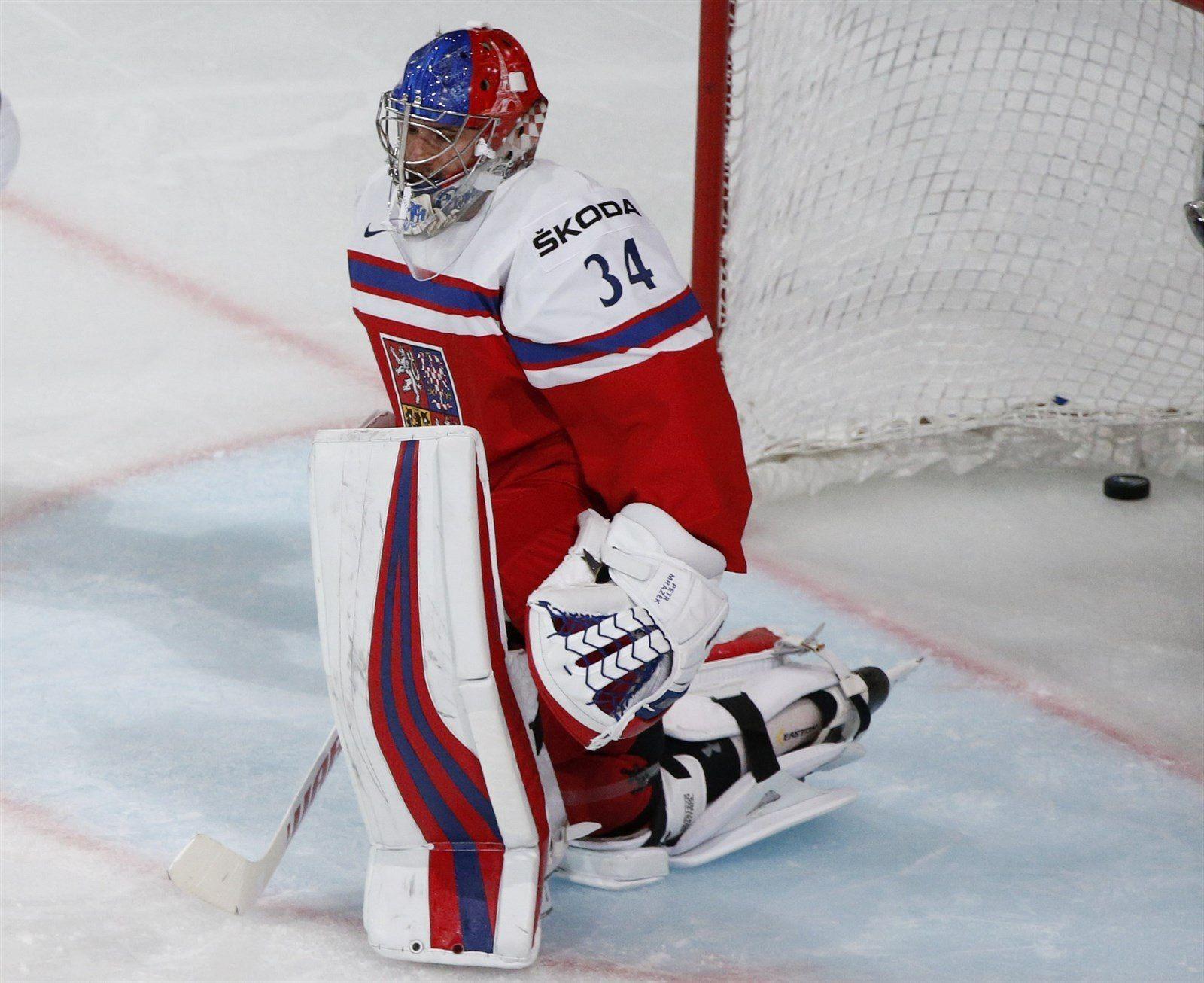 Fotogalerie: Český gólman Petr Mrázek se snaží marně zastavit puk