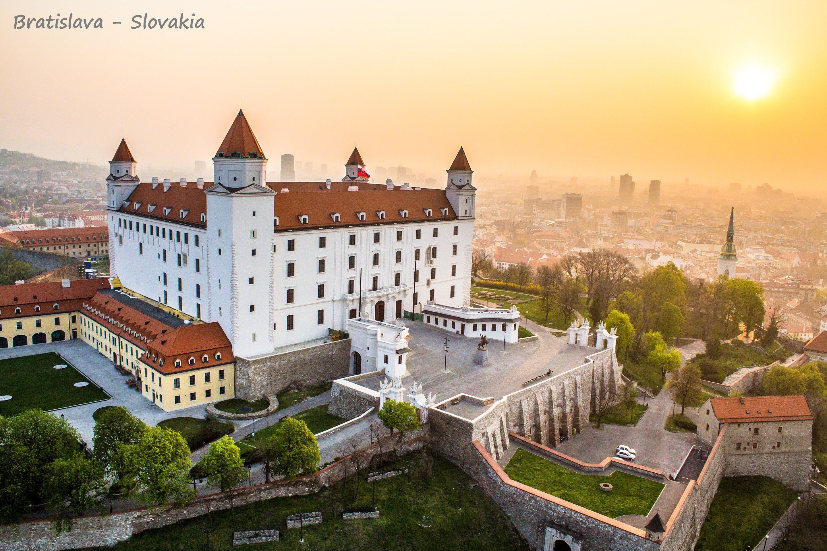 building, Slovakia, Bratislava, City, Castle, Flag Wallpaper HD