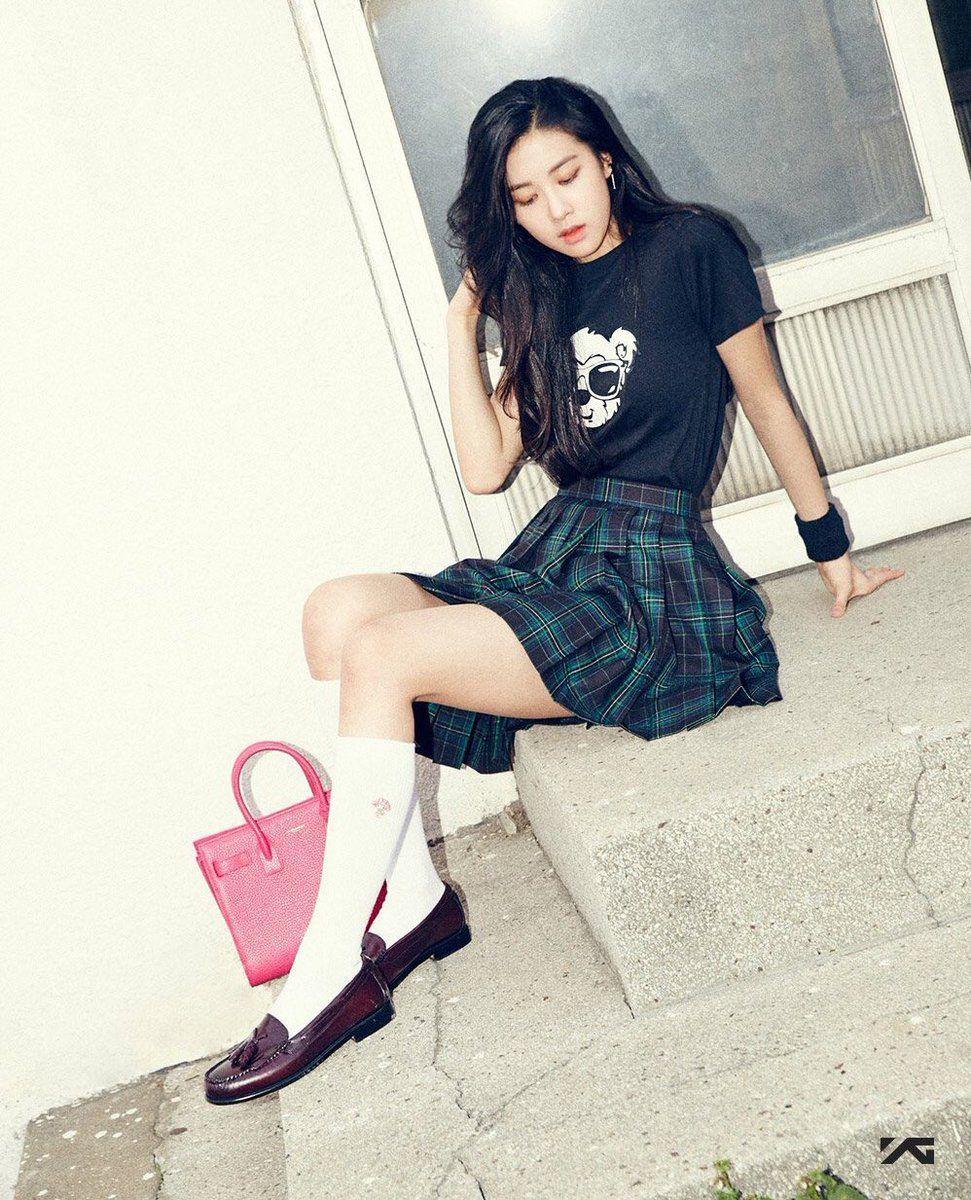 BLACKPINK's Rose looks HOT with black hair (5 photo)