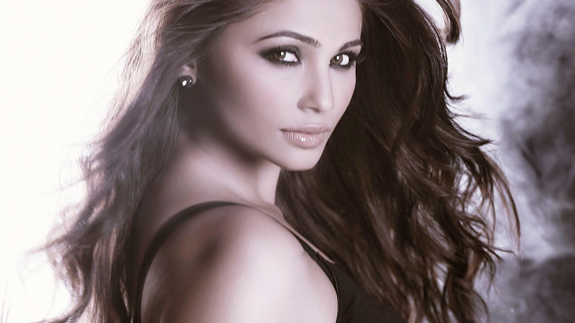 Free Download 100% Pure Daisy Shah HD Wallpaper, Latest