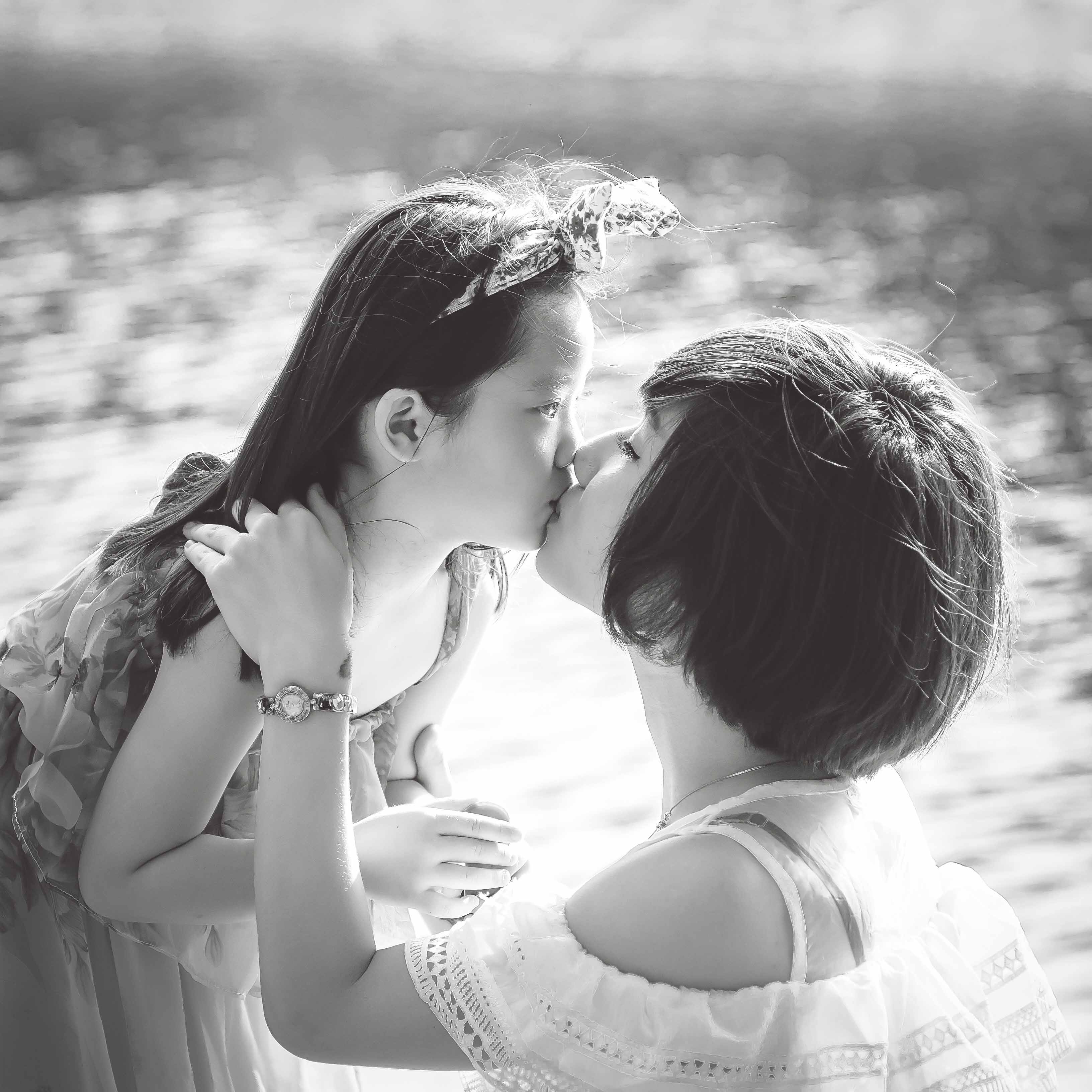 Mother lip kiss to her daughter love wallpaper
