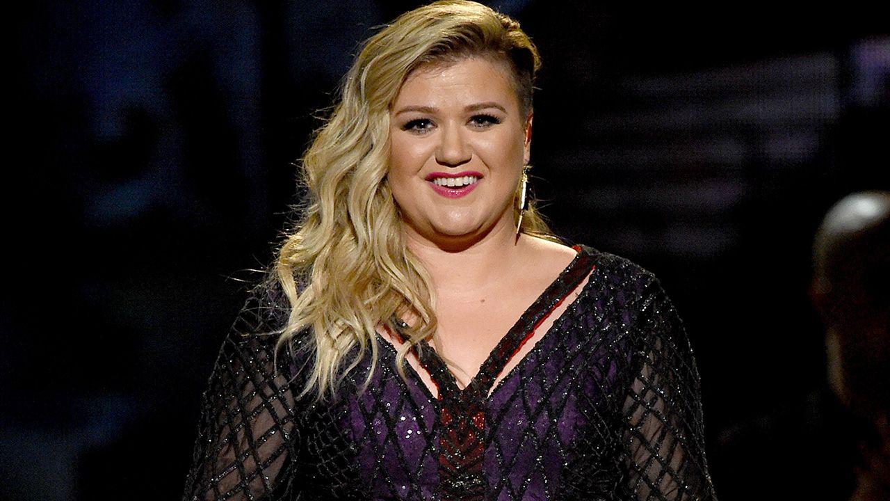 Kelly Clarkson's Children Pose Together for Cute Family Photo