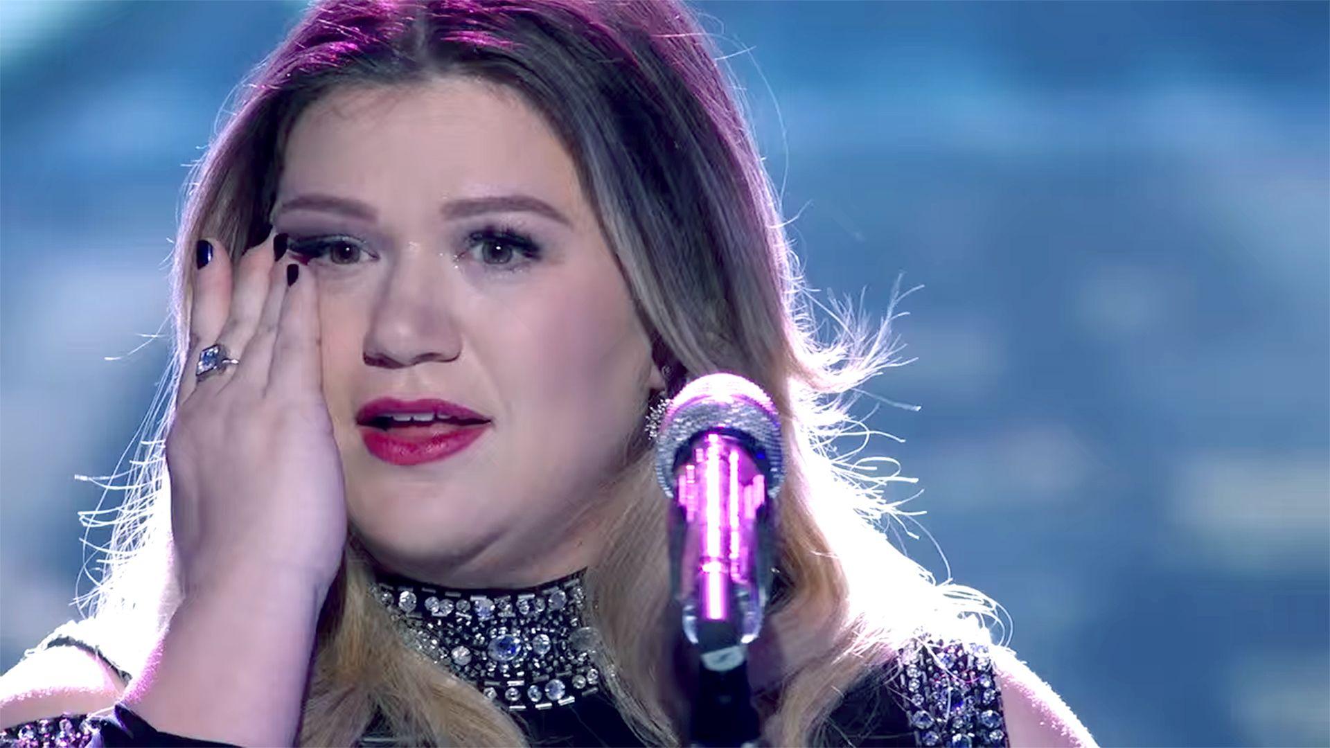 Kelly Clarkson Clap Back At Troll For Calling Her FAT