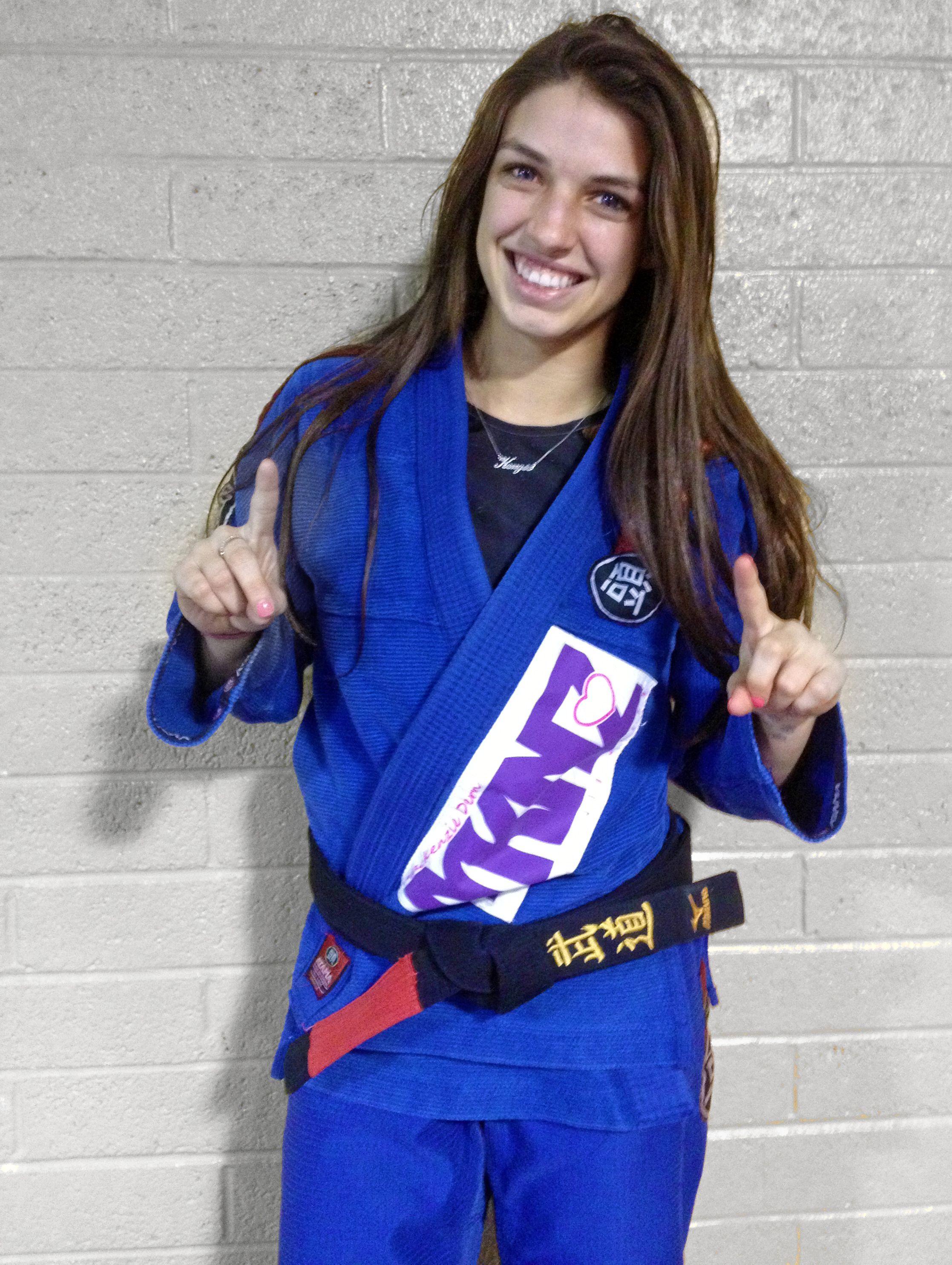 Pearl Gonzalez fights before the co main event of UFC 210, she's