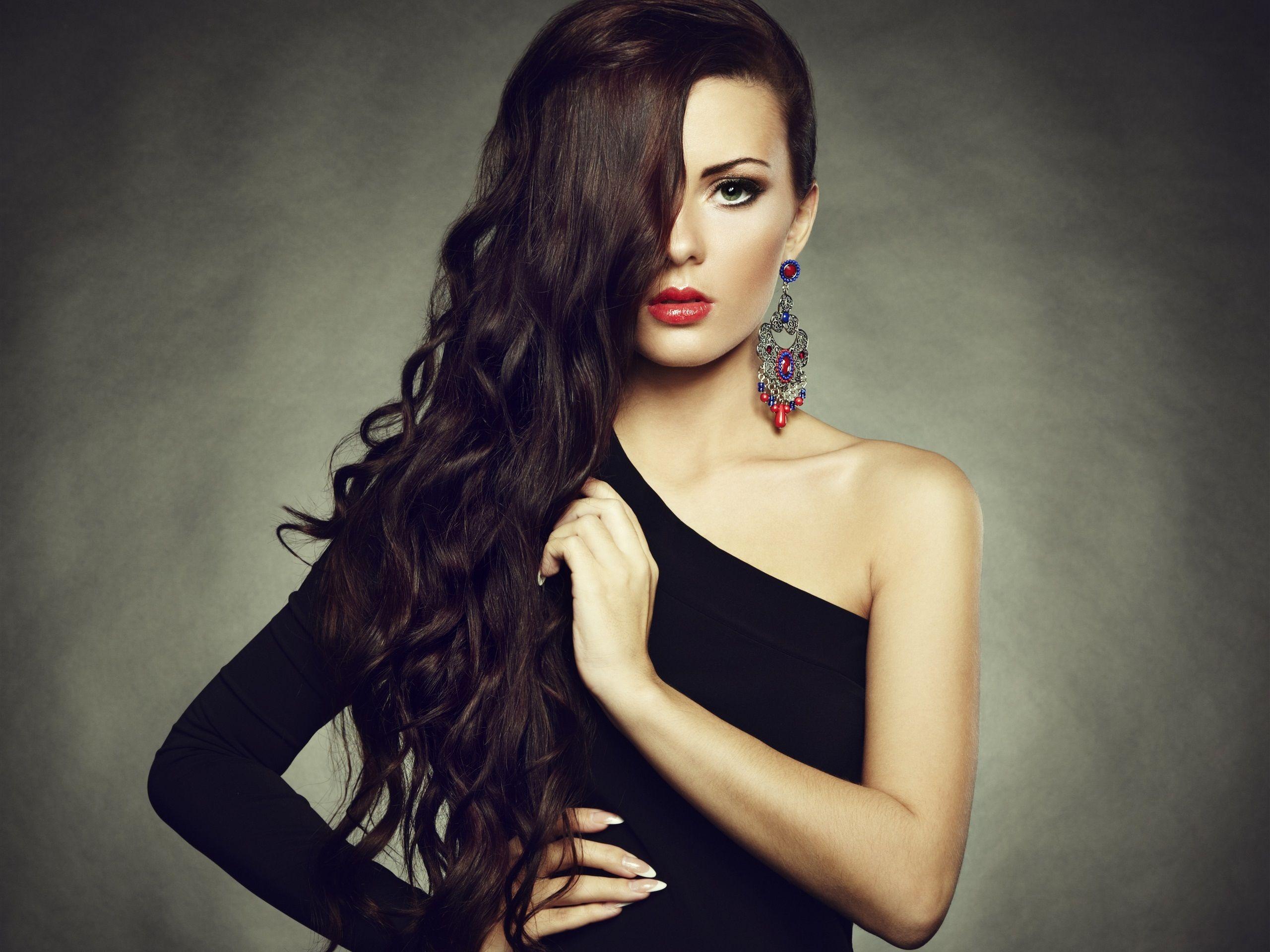 Makeup fashion girl, red lips, long hair, earrings, shoulder black