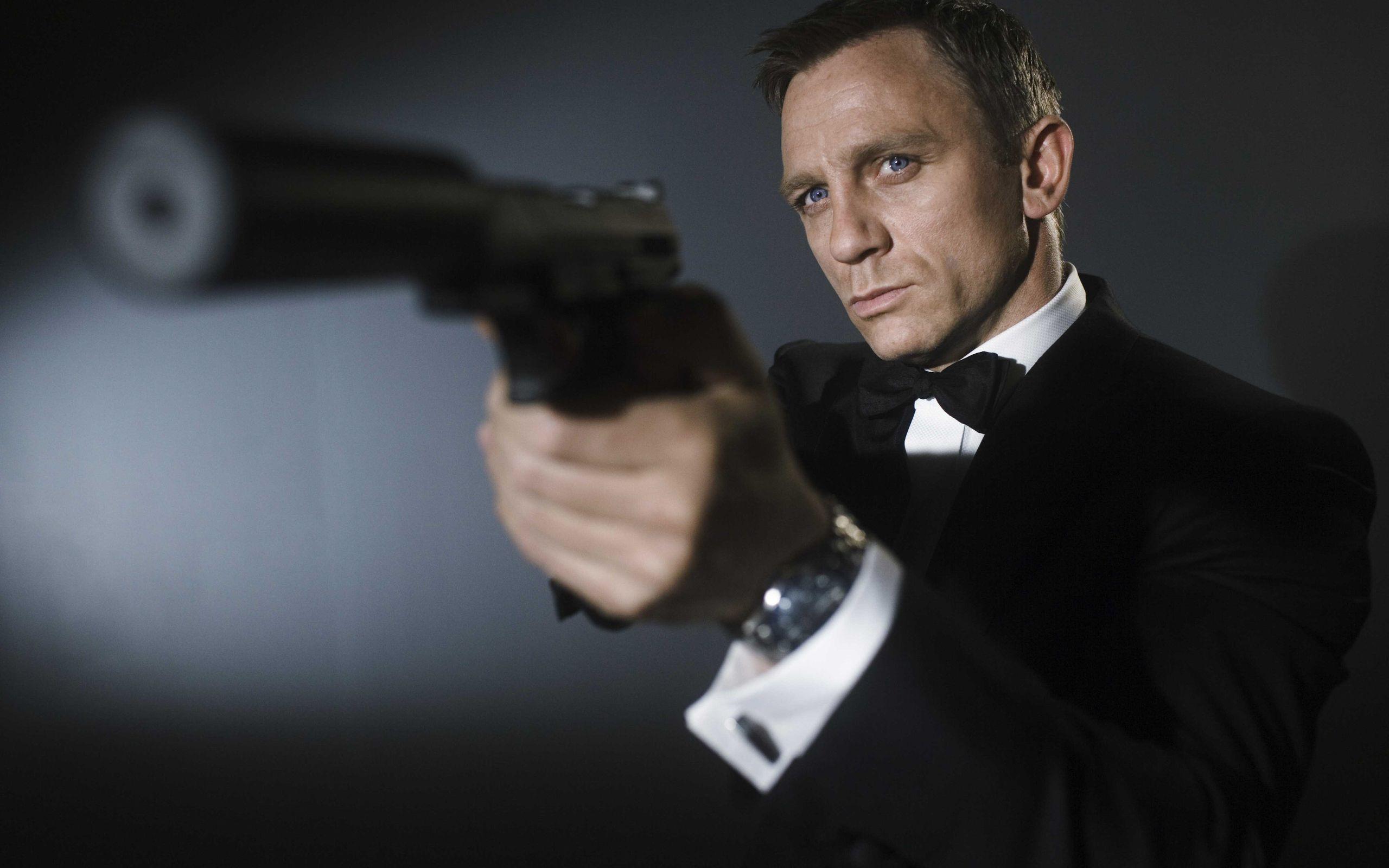 Daniel Craig alias James Bond widescreen wallpaper. Wide