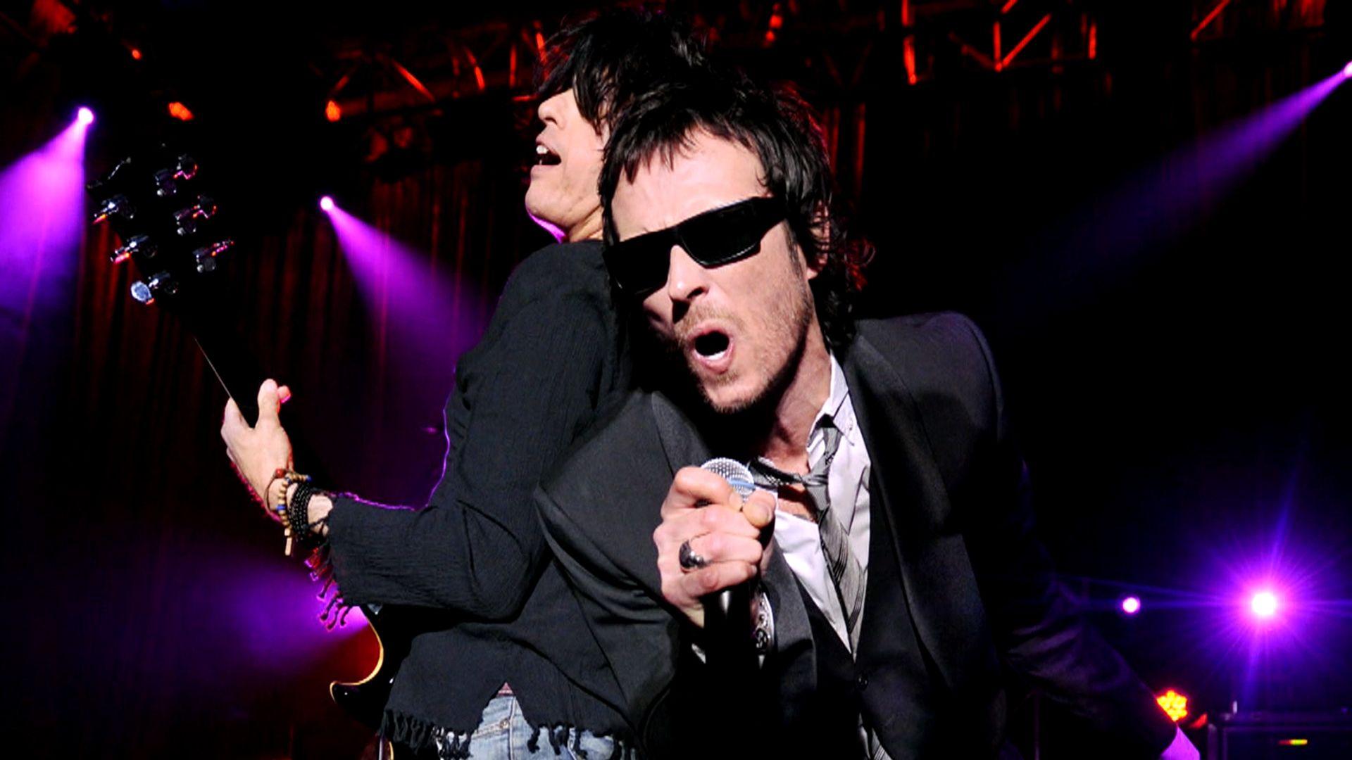 Scott Weiland of Stone Temple Pilots dies at age 48
