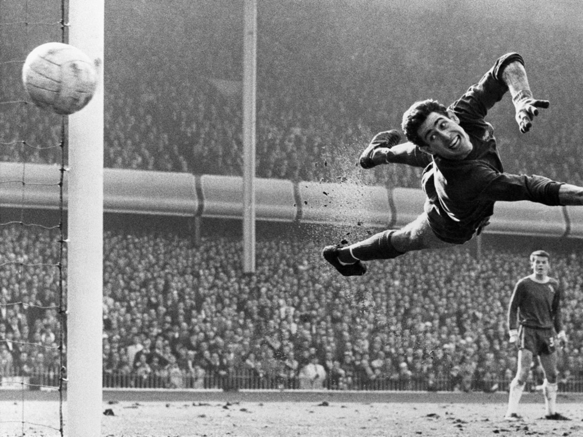 Chelsea goalkeeper Peter Bonetti makes a flying save 1920x1440