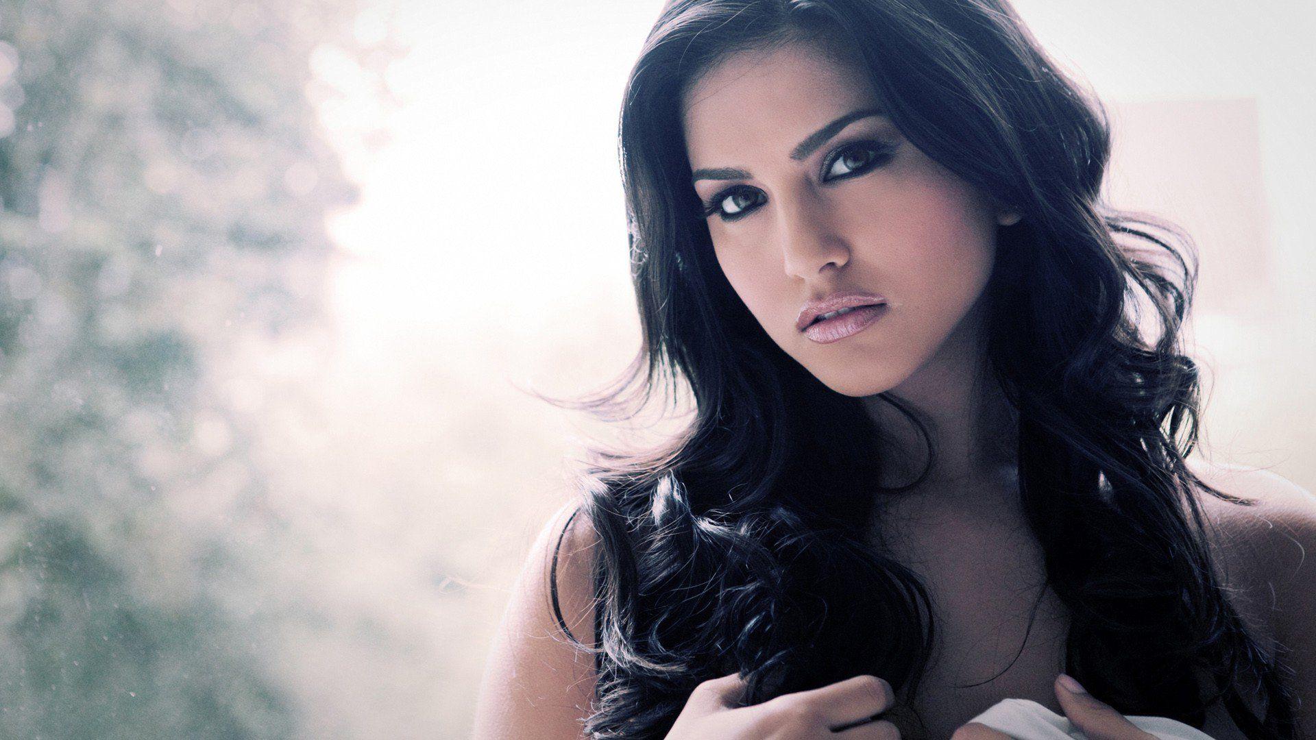 Sunny Leone HD Wallpaper and Background Image