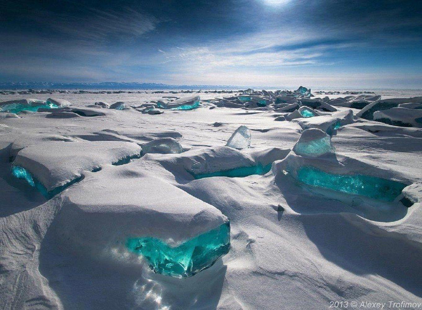 TURQUOISE ICE, NORTHERN LAKE BAIKAL, RUSSIA Wallpaper