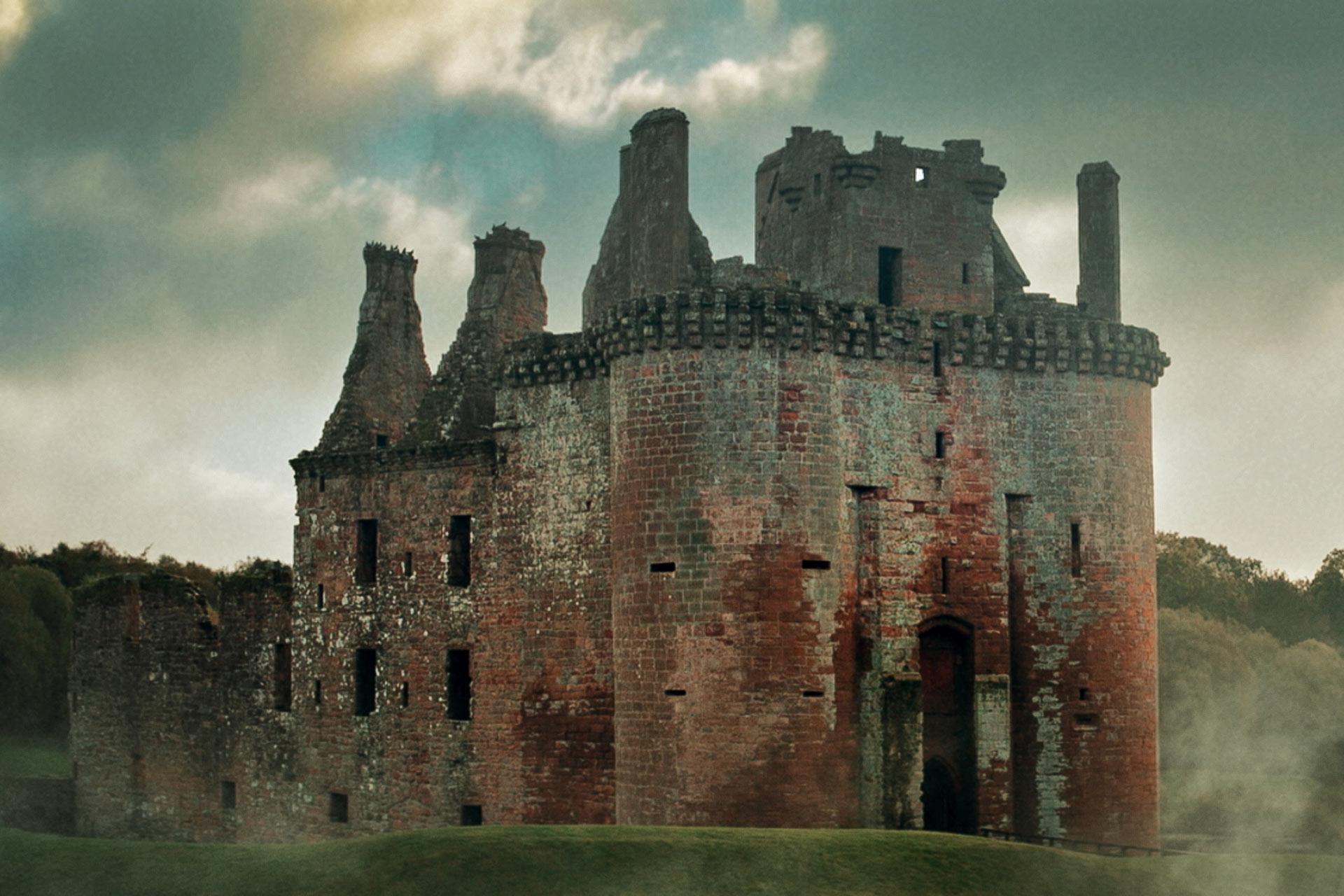 Разбитая крепость. Замок Керлаверок Шотландия. Развалины замка Клифф, Германия. Замок Мунесс. Замок Леннокс Шотландия.