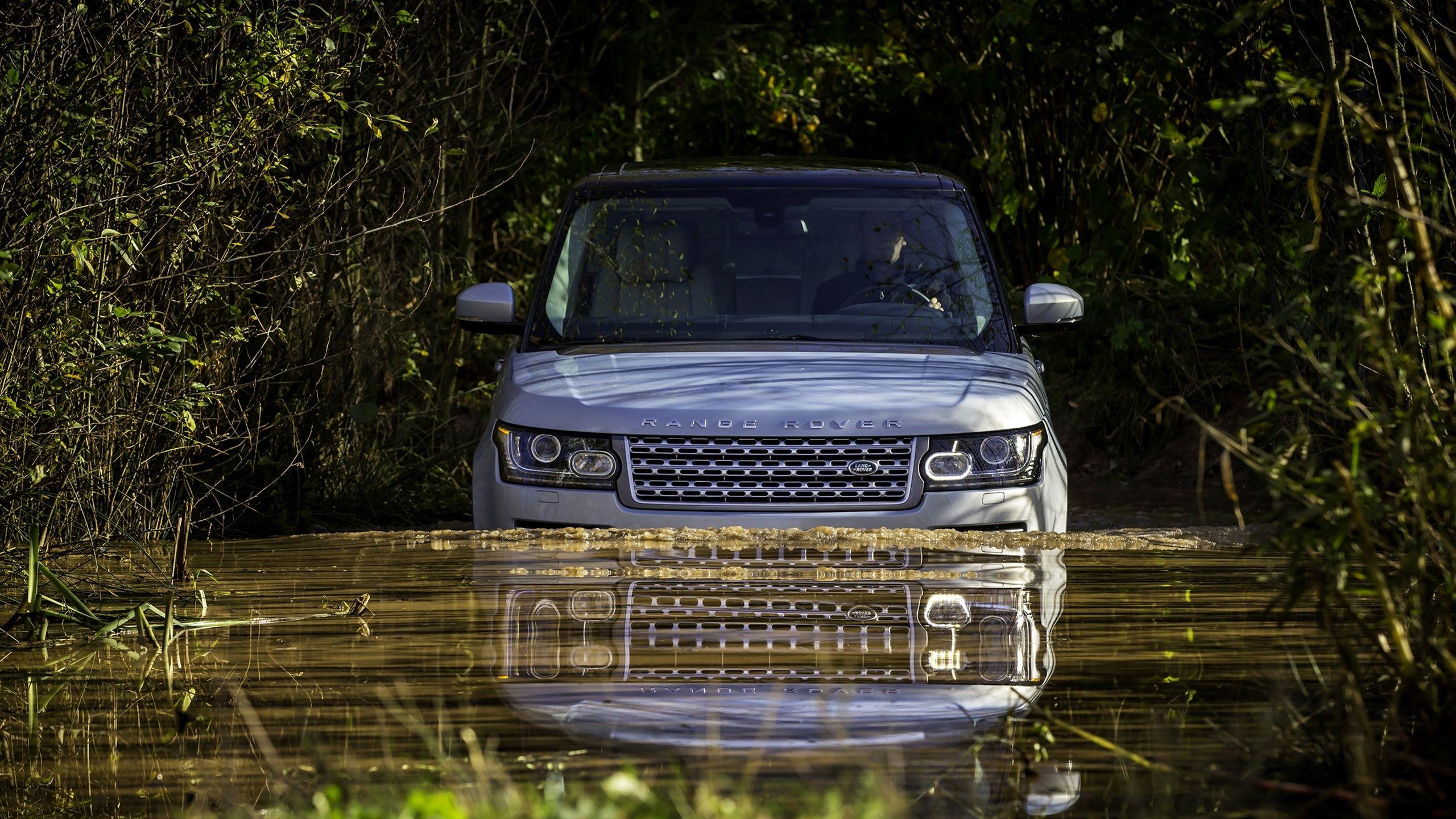 Range Rover Vogue in Water