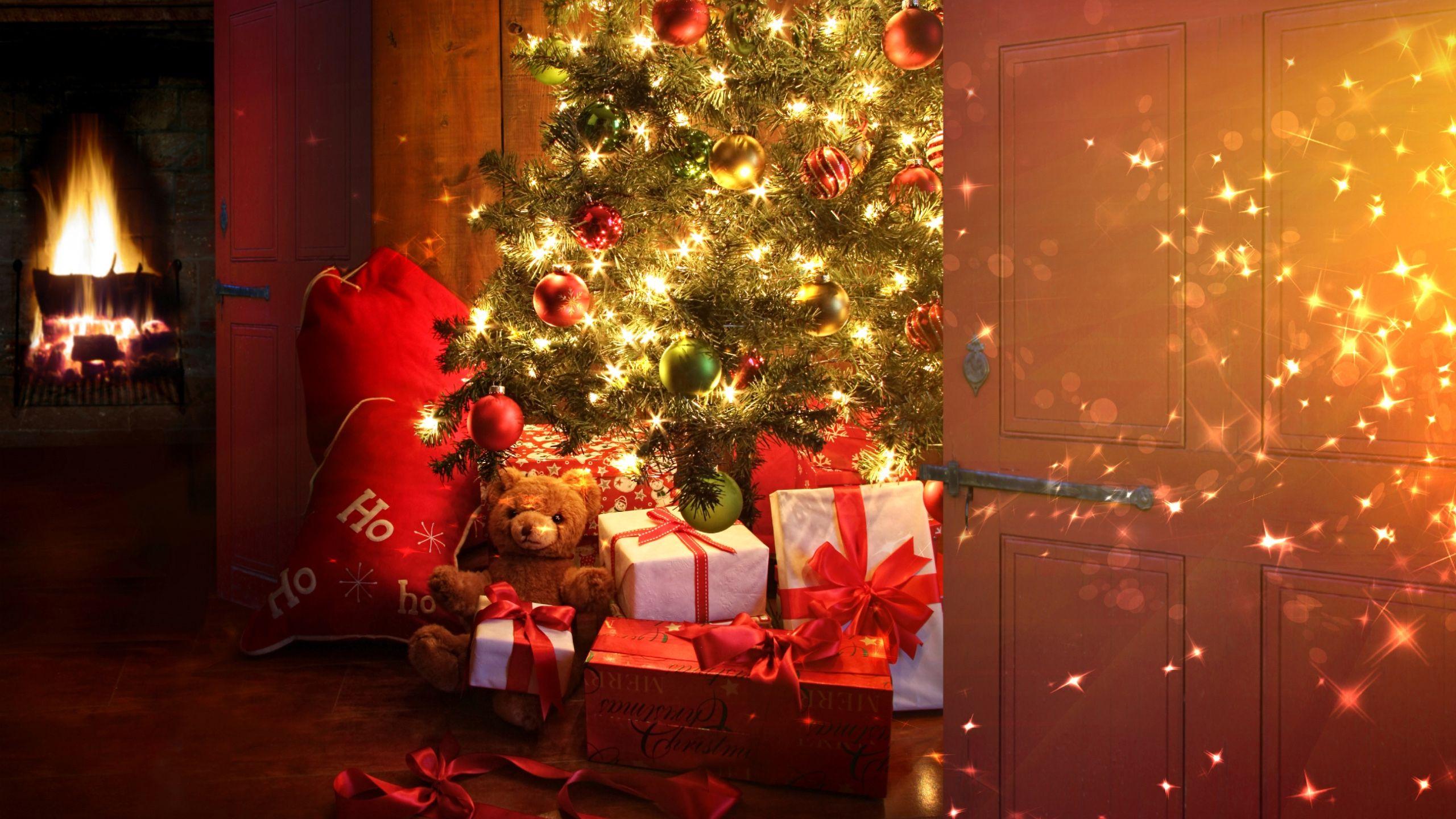 Christmas tree and presents wallpaper
