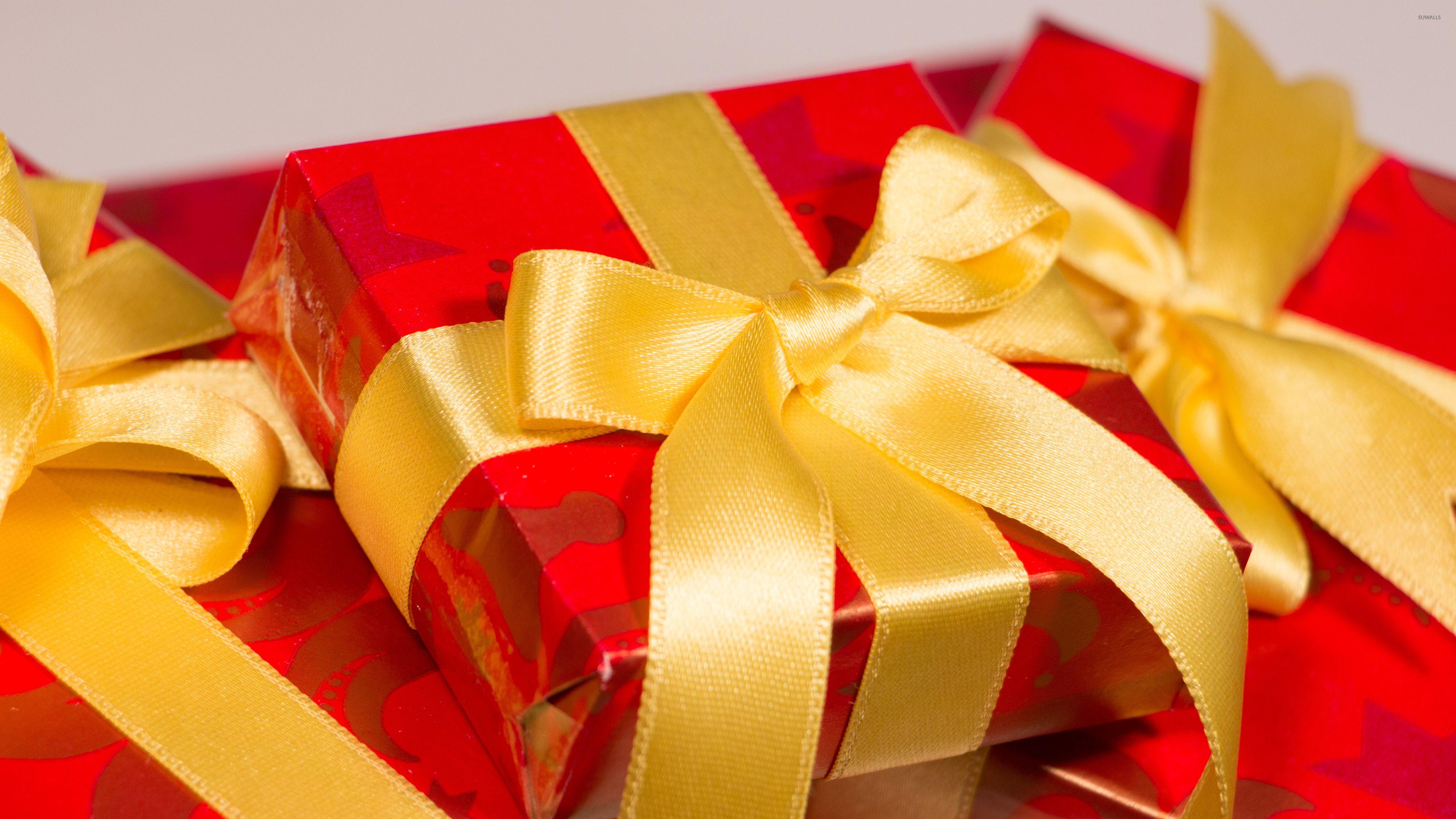 Red presents with golden ribbons wallpaper wallpaper