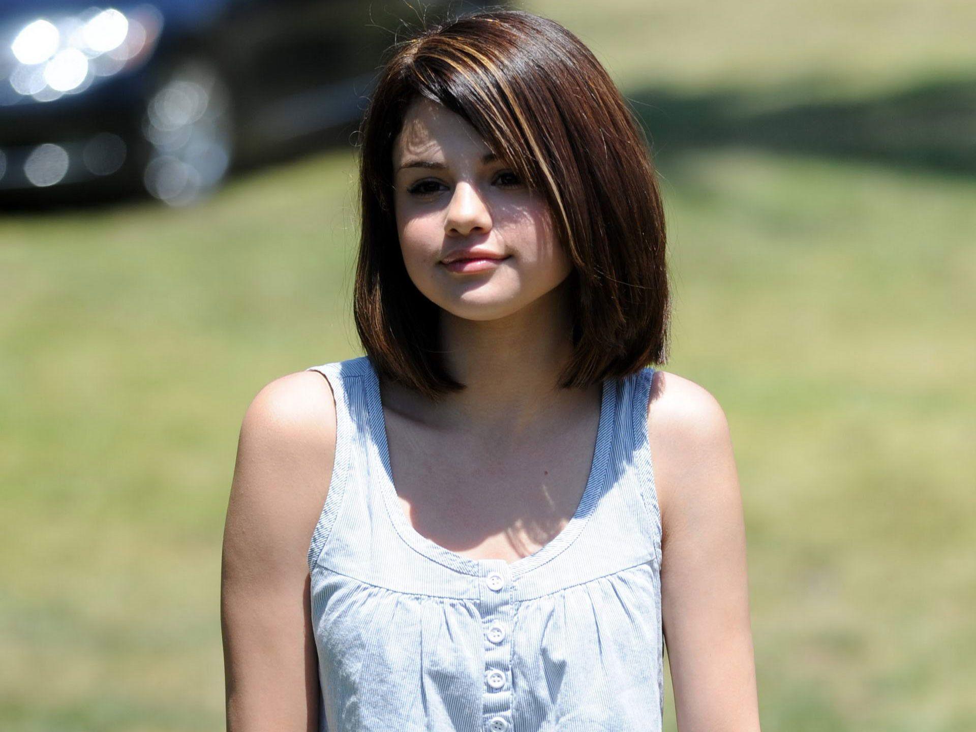 Selena Gomez Cute Wallpaper
