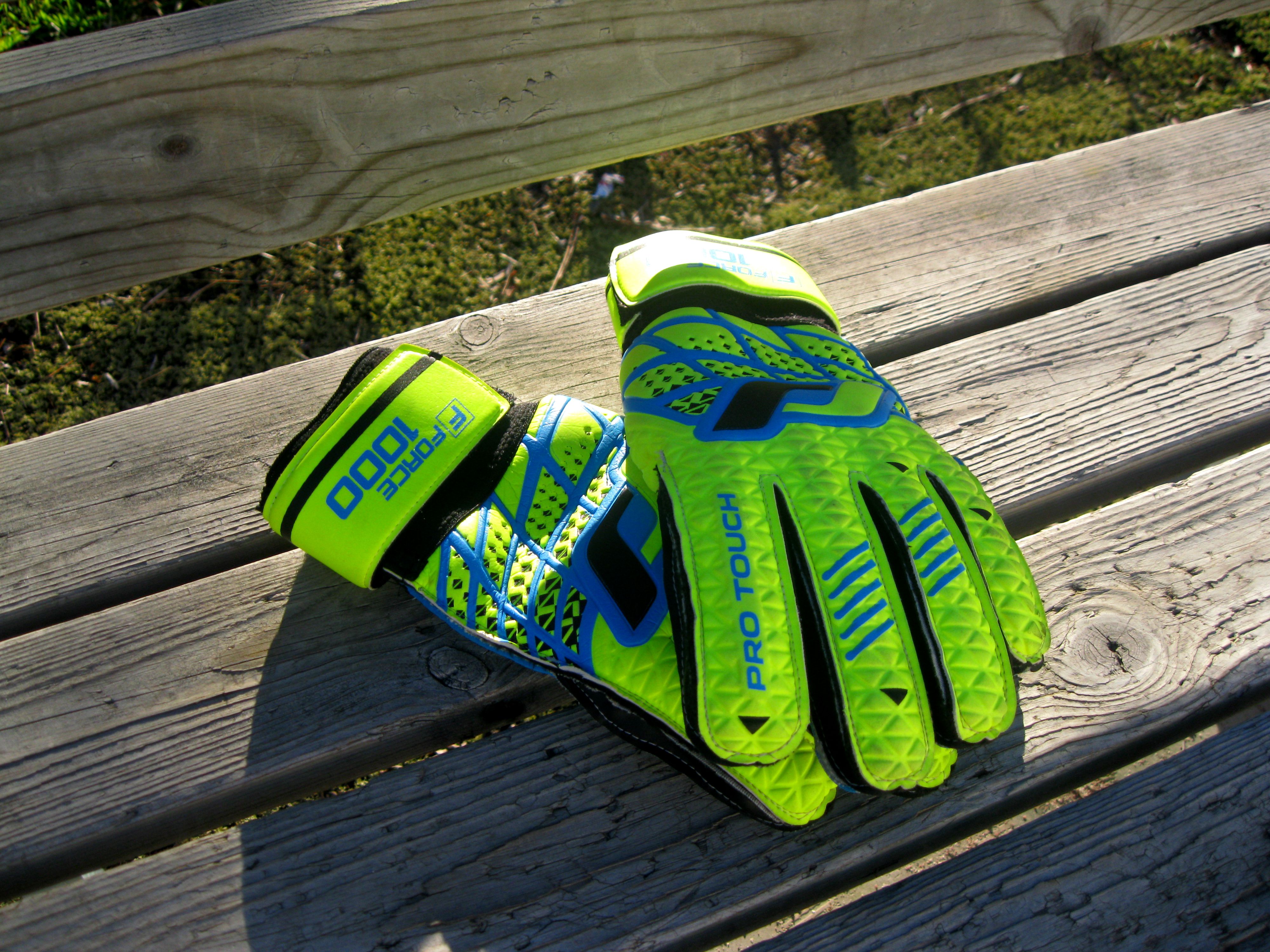 Football goalkeeper gloves Force