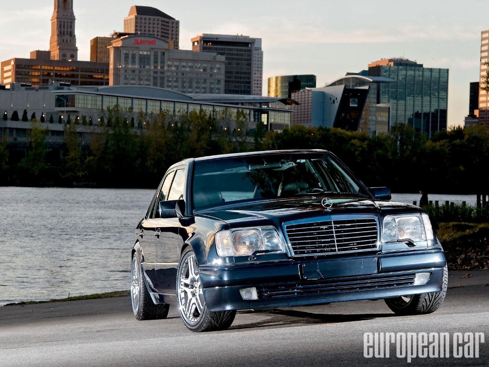 Mercedes Benz W124 1024 x 1024 iPad wallpaper download