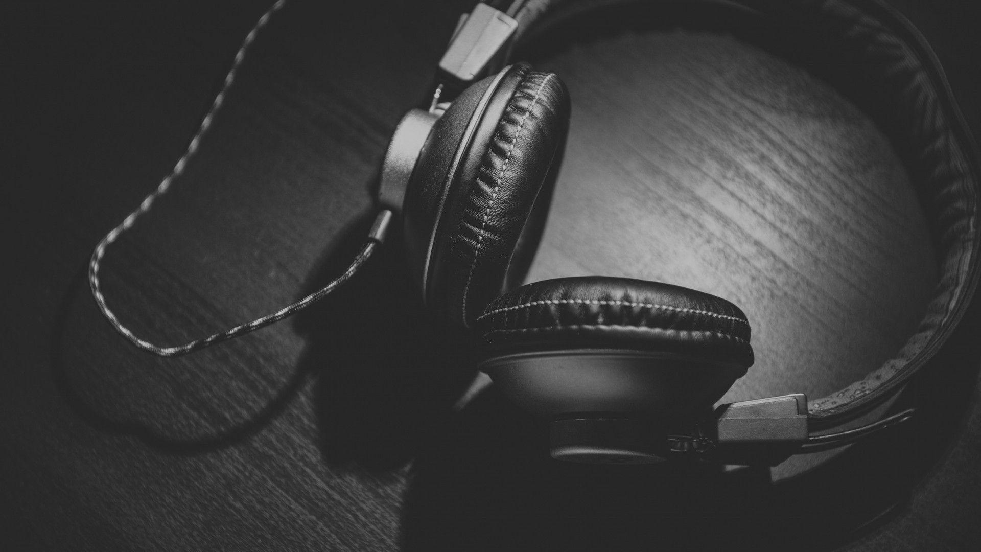 Headphones Monochrome 2048x1152 Resolution HD 4k