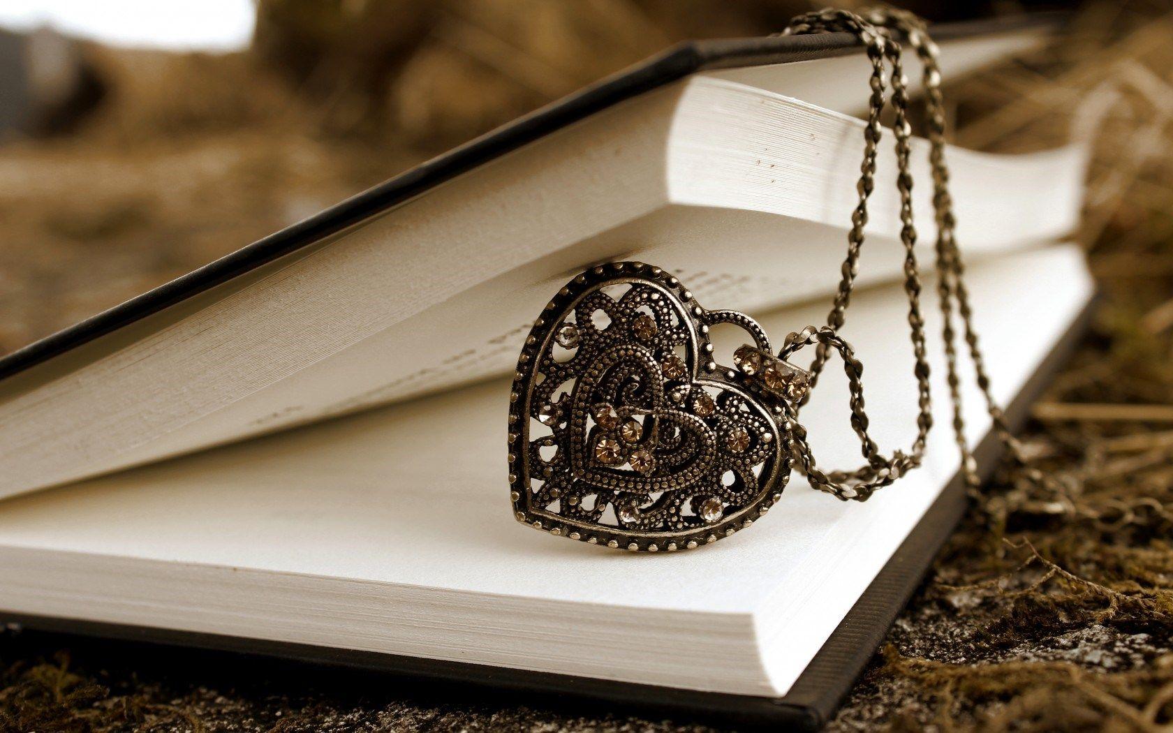 Pendant From the Book Legend. Wallpaper: pendant heart with chain