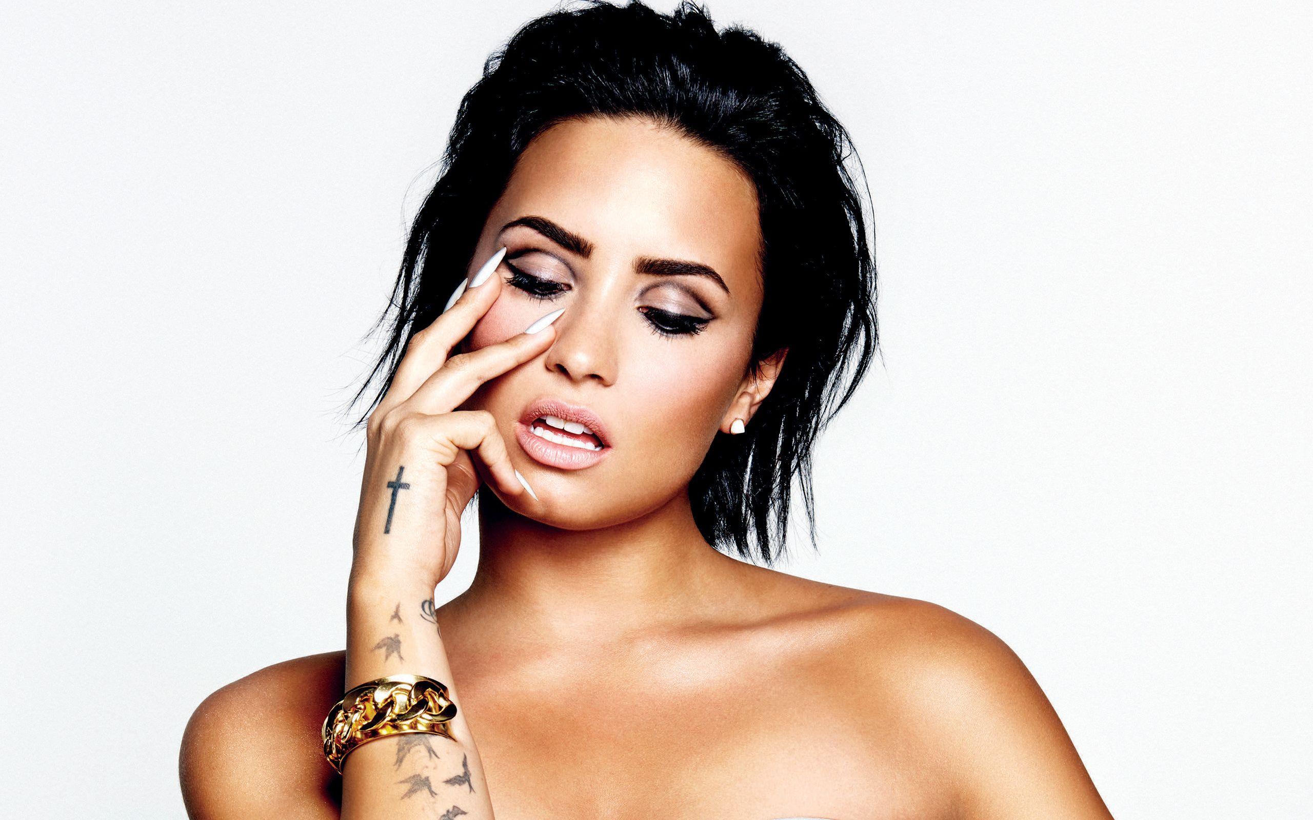 Demi Lovato Cross Tattoo Wallpaper Wallpaper