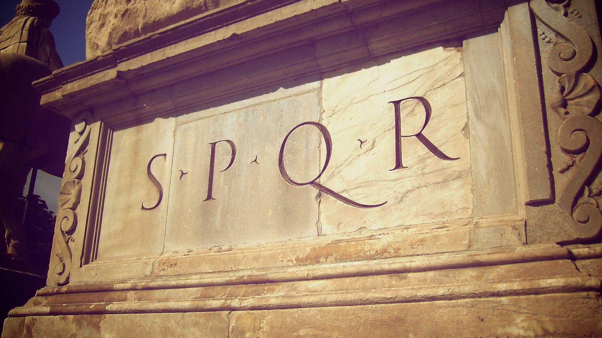Какие буквы в риме. Древний Рим SPQR. Римский Сенат SPQR. Рим аббревиатура SPQR. SPQR Муссолини.