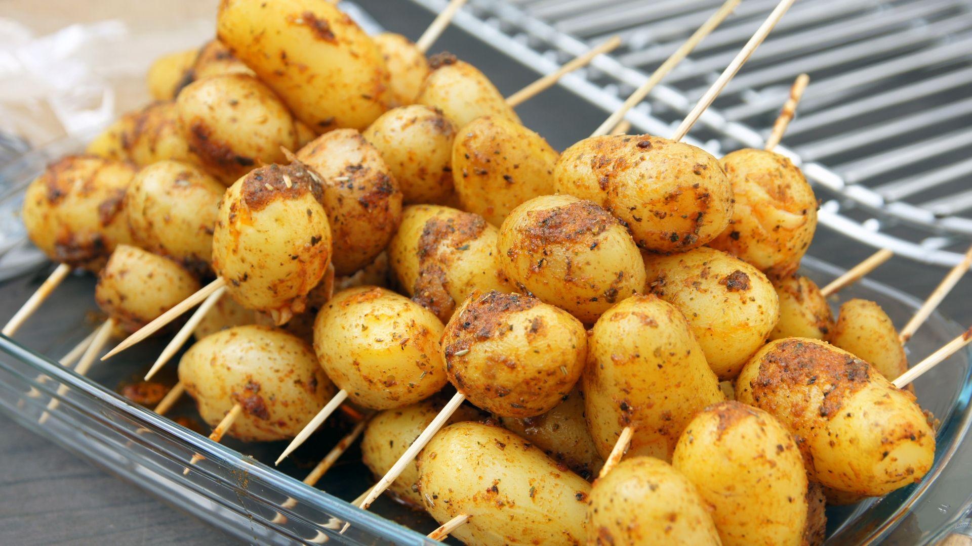 Картошка с салом на мангале