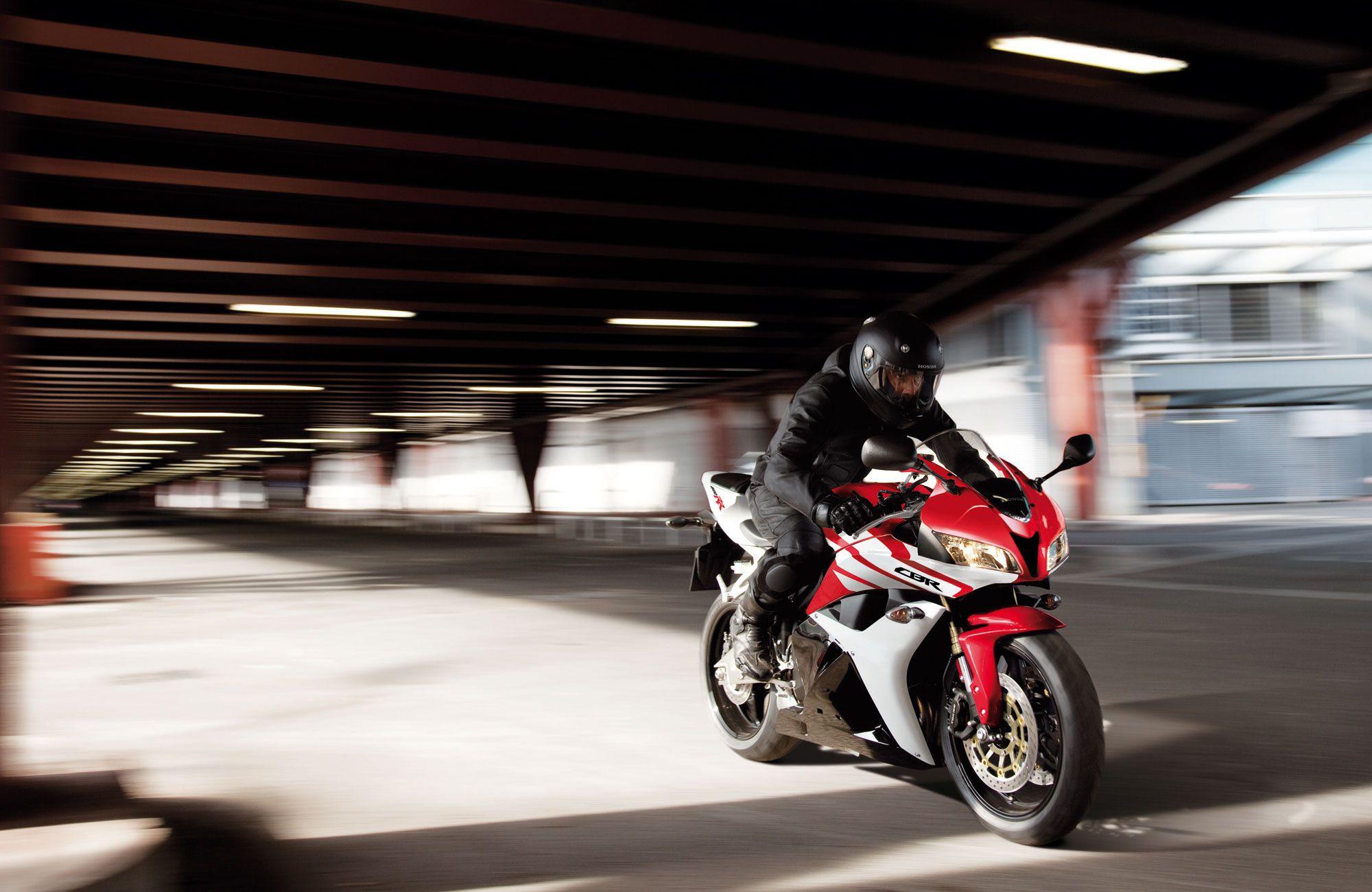Honda CBR 600 RR: pics, specs and information