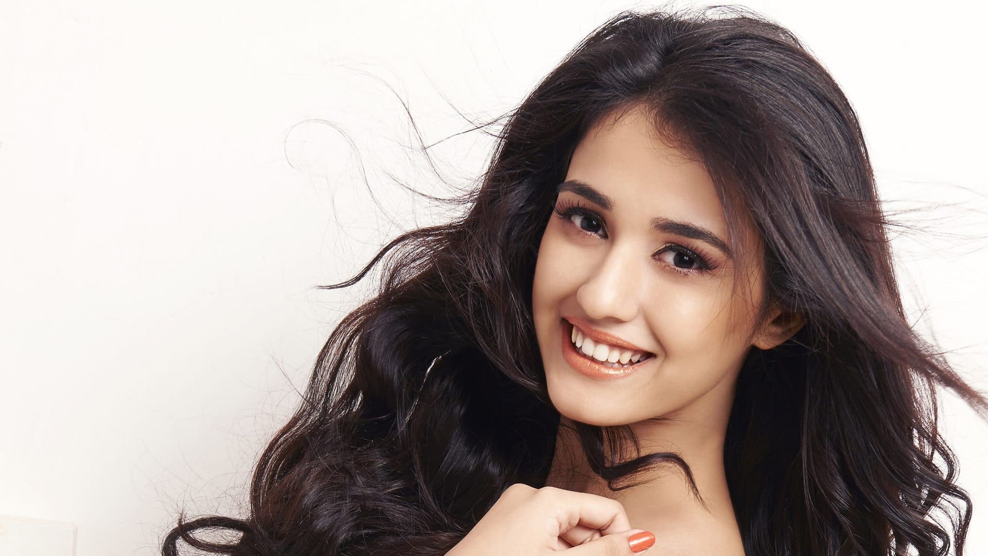 Disha Patani Sweet Smiling Beautiful Actress Desktop Wallpaper HD