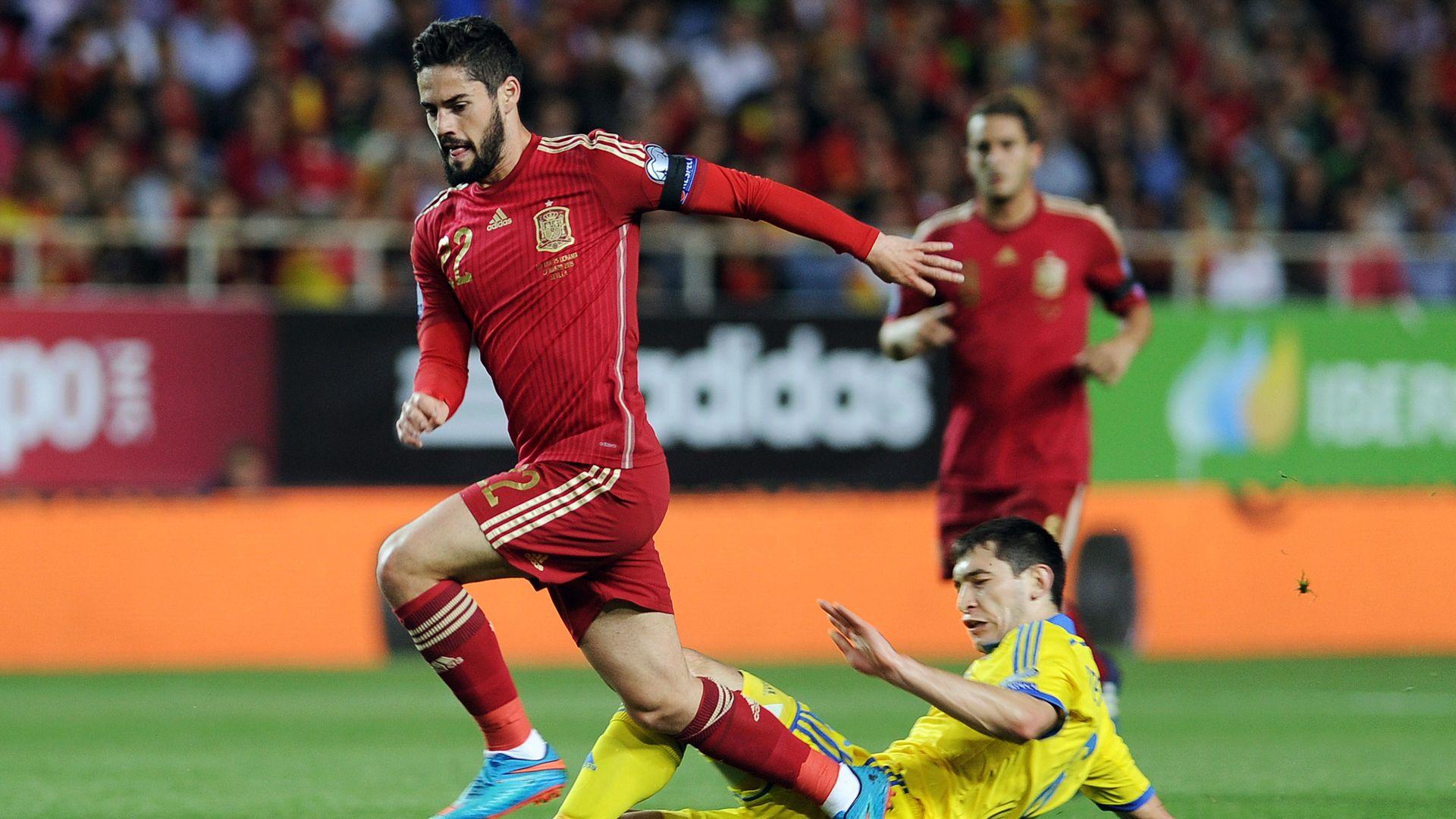 Isco sets up Jordi Alba for volley with lovely scooped pass at