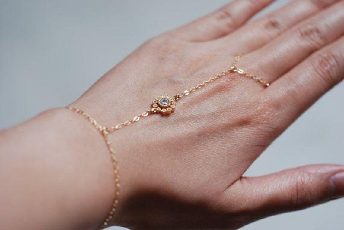 Dynamic Views: New Bracelets Ring And Bangle Fashion Jewelry Wallpaper