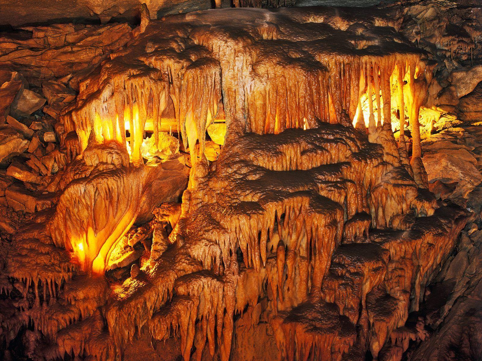 FAMOUS CAVESSolution caves are one of the earth's most common