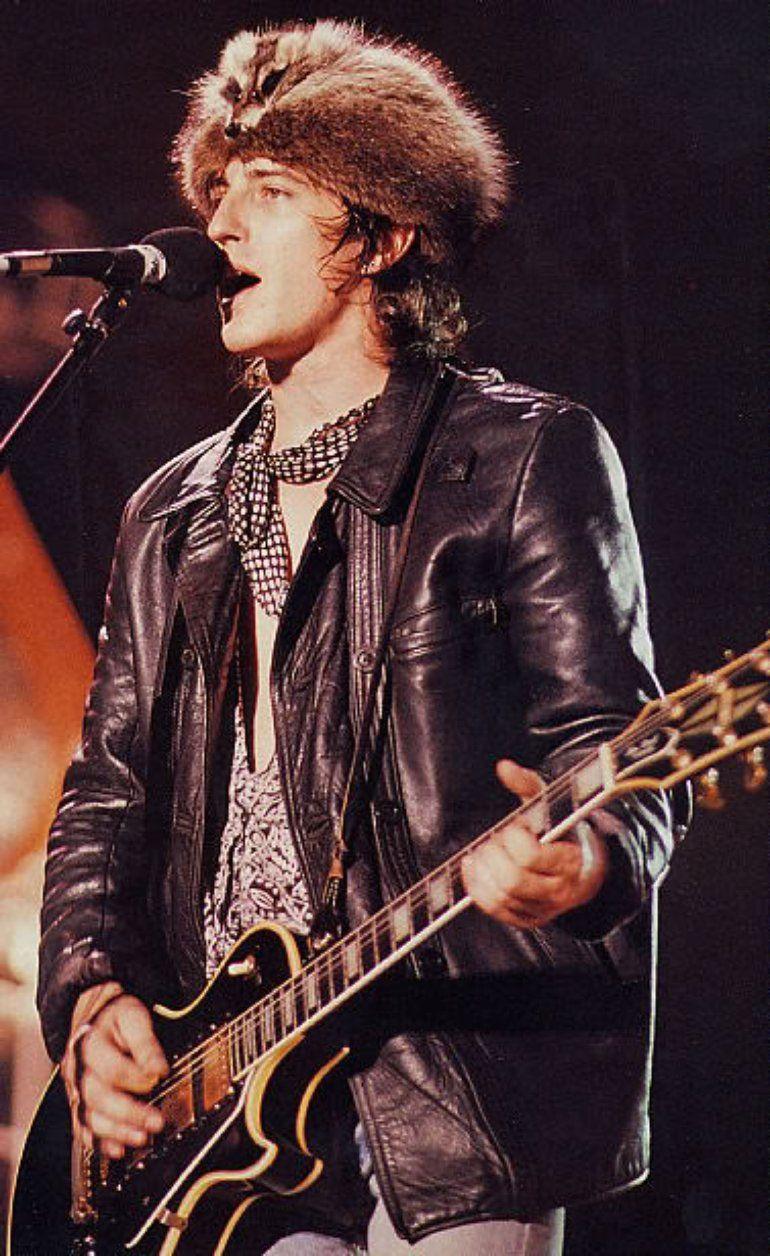 Untitled. Dust n' Bones. Catalog online, Axl rose