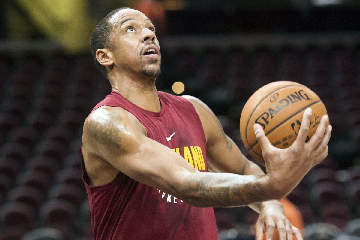 Channing Frye suffered dislocated finger vs. Grizzlies