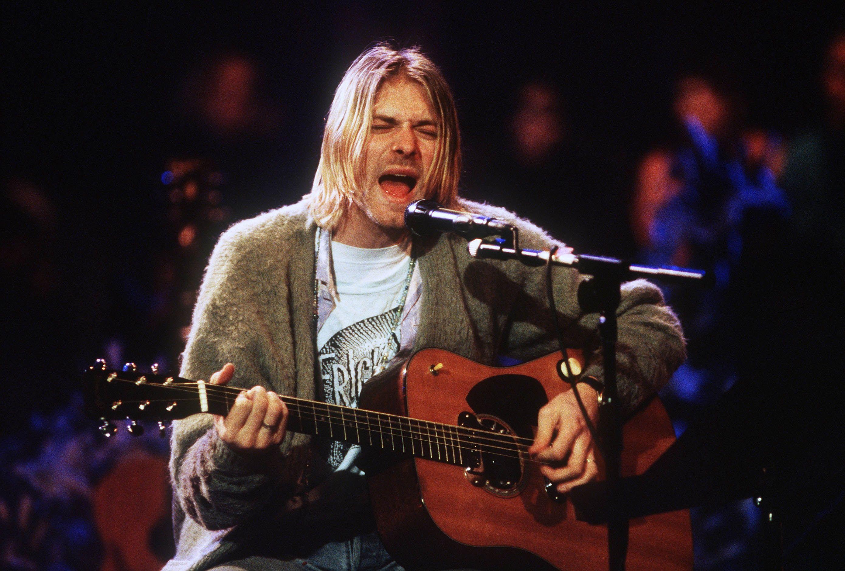 Kurt Cobain Computer - Kurt Cobain With Guitar HD wallpaper | Pxfuel