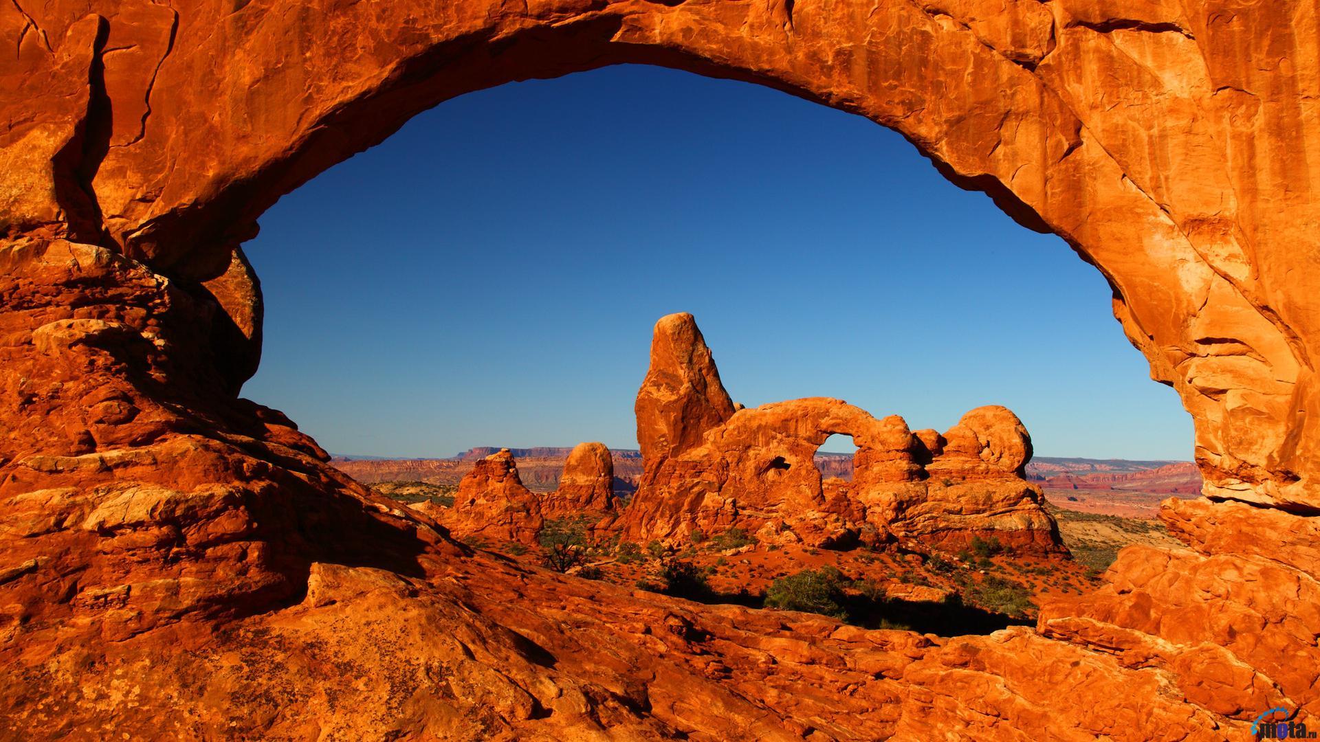 Desktop wallpaper Double O Arch in Arches National Park
