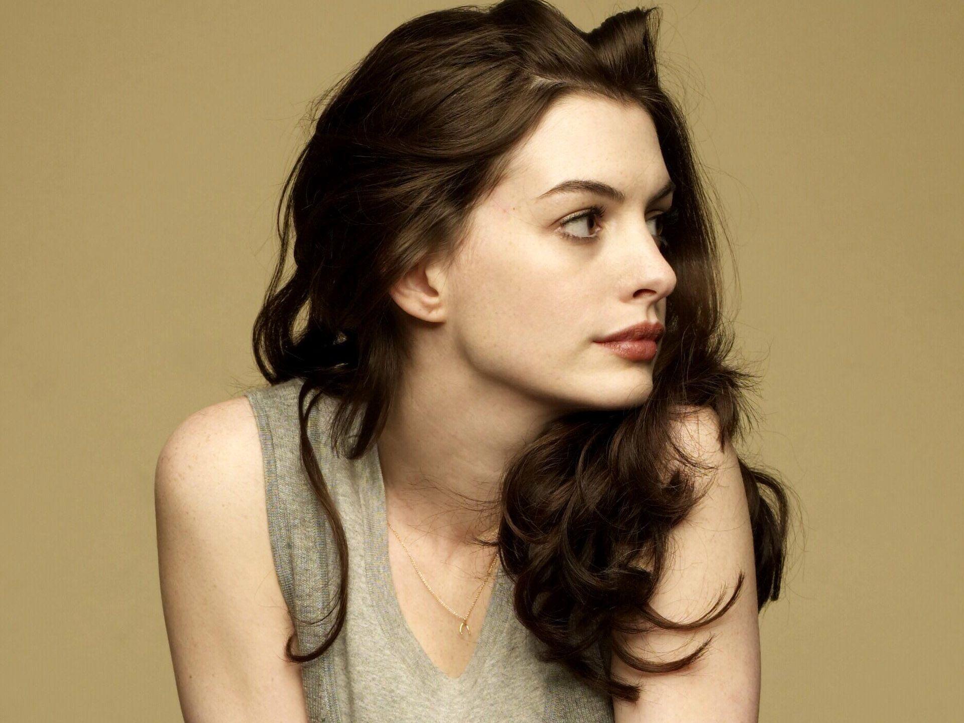Anne Hathaway Bej Dress Small Golden Nwcklace Wallpaper