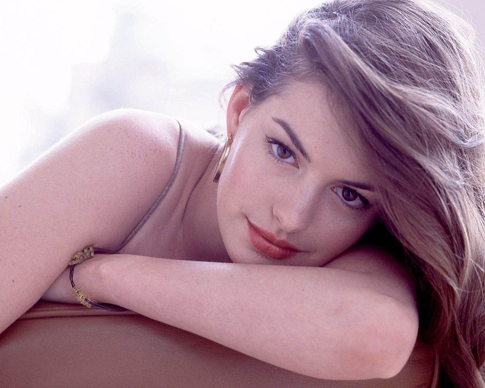 Anne Hathaway Wallpaper and Background Imagex1280
