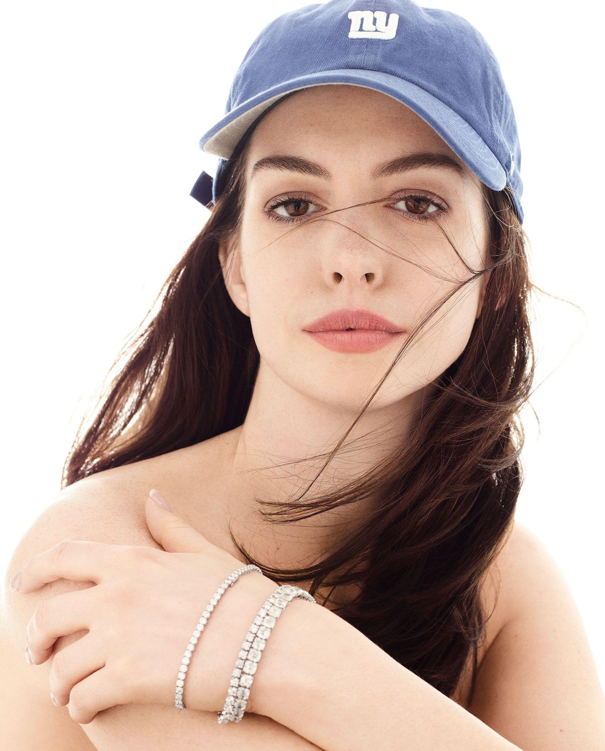Charming Anne Hathaway Hot & Spicy Pics Image In Shorts