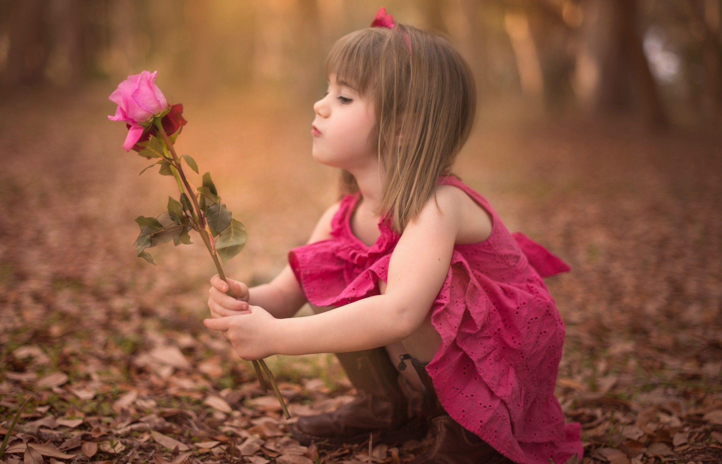 Wallpaper Beautiful Small Child Baby Wall With Lovely Picture