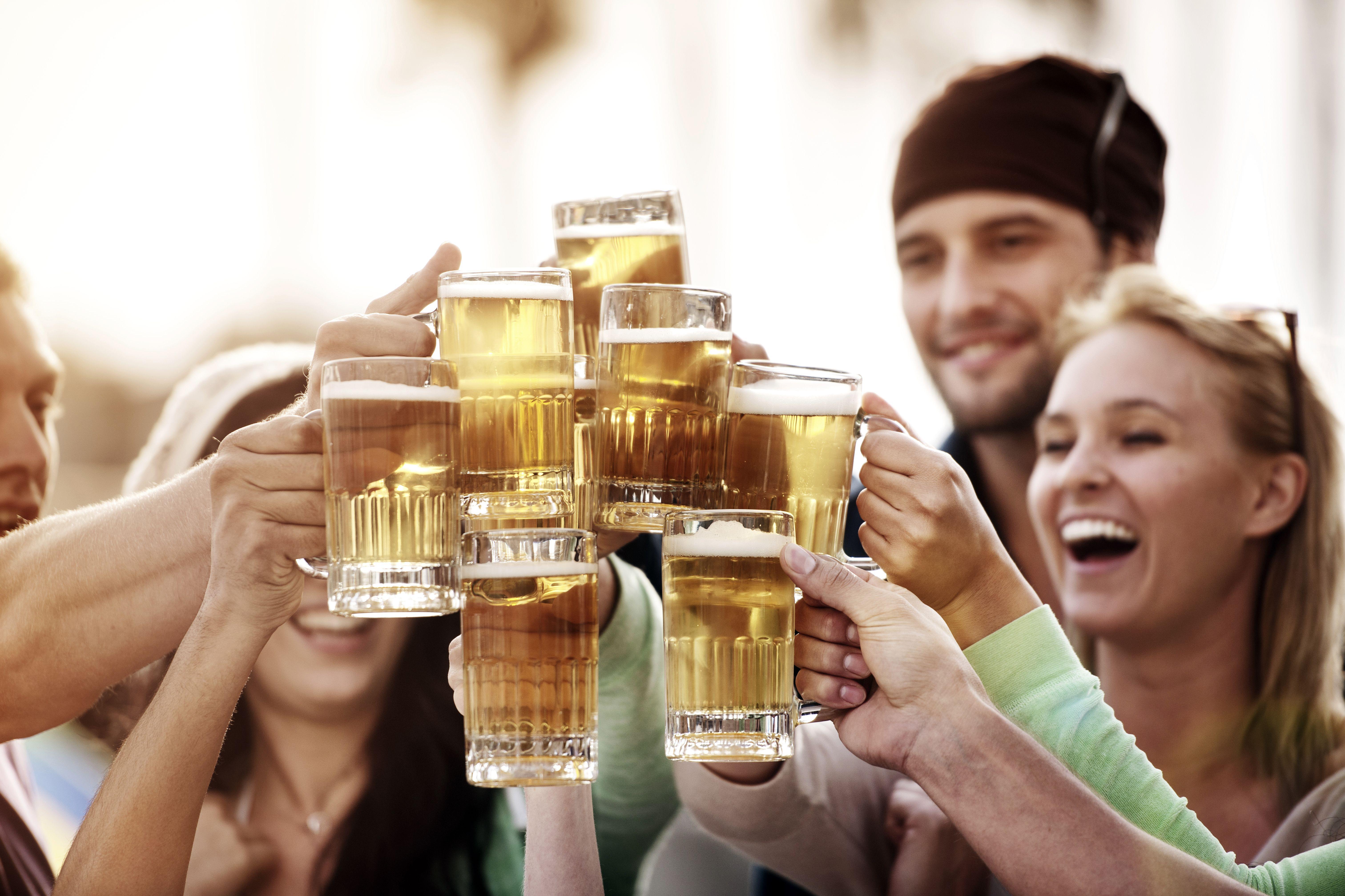 Счастливые люди пьют пиво