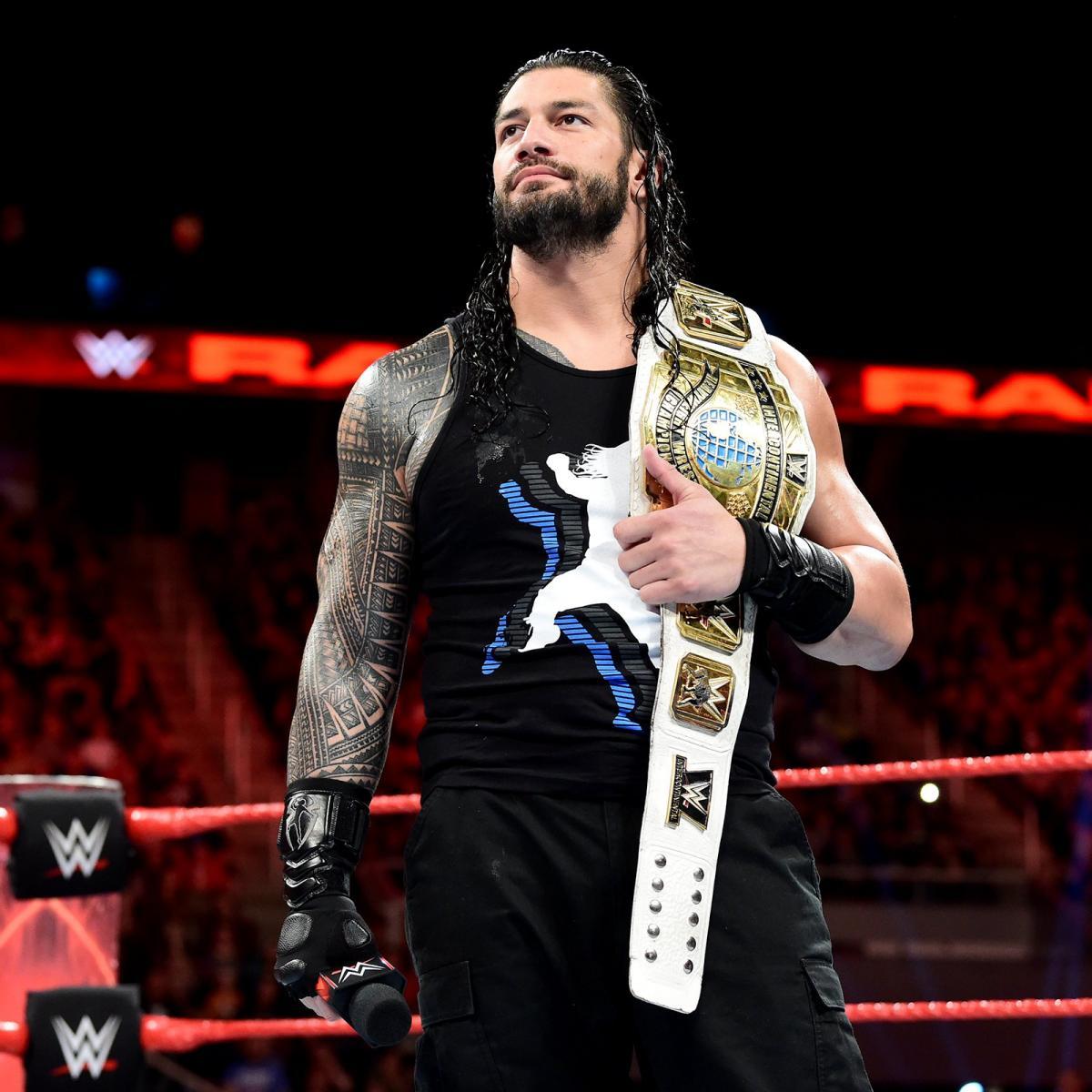Elias steps up to Roman Reigns: photo